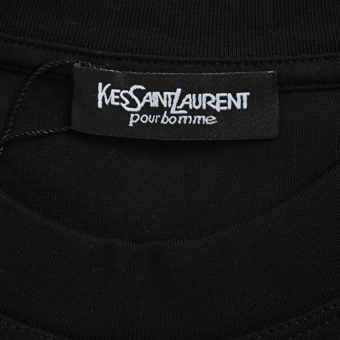 本地自取💰160
SAINT LAURENT/圣罗兰 25Fw 后背字母logo刺绣长袖T恤
定织定染 水洗柔滑长绒棉、克重310克、最新专柜款,打底衫长袖
胸前及后背logo字母立体刺绣 田岛进口高密度刺绣工艺,
色彩鲜明,线条感十足,彰显经典大方。上身效果满分!
颜色:黑色,白色
Size: M-XXXL