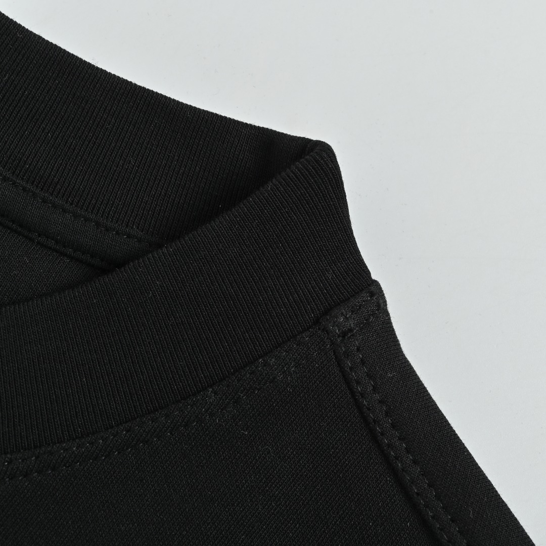 本地自取💰160
SAINT LAURENT/圣罗兰 25Fw 后背字母logo刺绣长袖T恤
定织定染 水洗柔滑长绒棉、克重310克、最新专柜款,打底衫长袖
胸前及后背logo字母立体刺绣 田岛进口高密度刺绣工艺,
色彩鲜明,线条感十足,彰显经典大方。上身效果满分!
颜色:黑色,白色
Size: M-XXXL