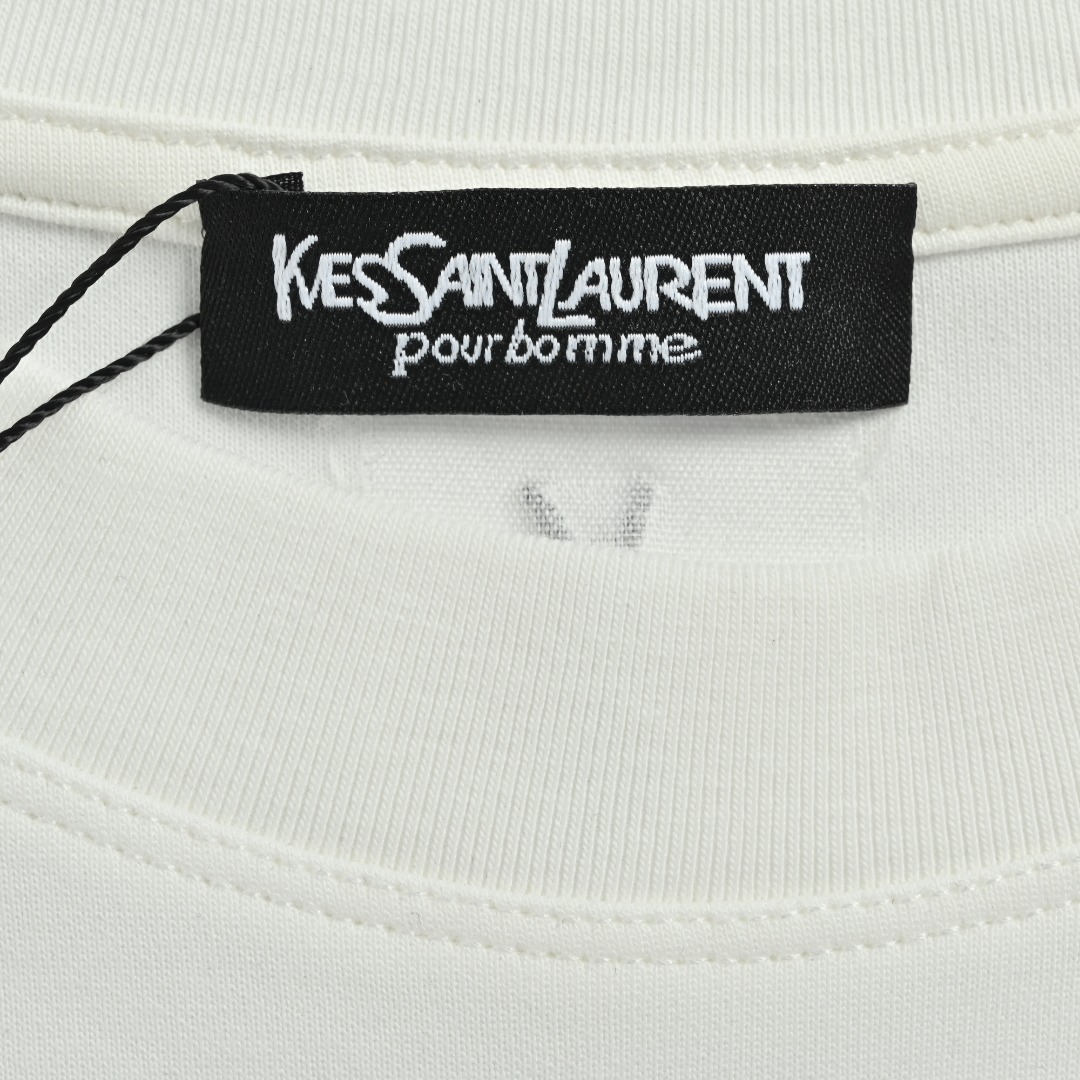 本地自取💰160
SAINT LAURENT/圣罗兰 25Fw 胸口字母logo刺绣长袖T恤
定织定染 水洗柔滑长绒棉、克重310克、最新专柜款,打底衫长袖
胸前字母logo撞色刺绣 后领YSL字母刺绣
田岛进口高密度刺绣工艺,色彩鲜明,线条感十足,彰显经典大方。上身效果满分!
颜色:黑色,白色
Size: M-XXXL