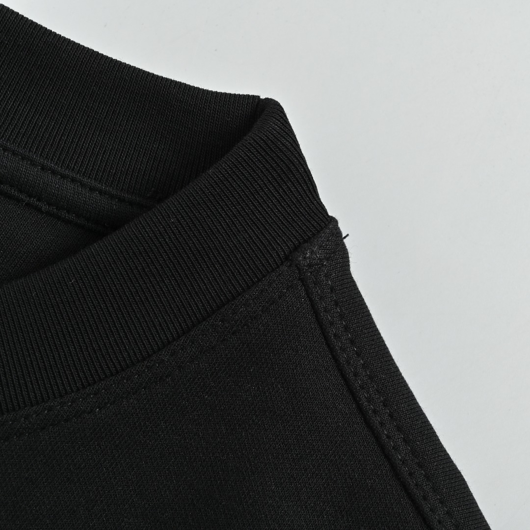 本地自取💰160
SAINT LAURENT/圣罗兰 25Fw 胸口字母logo刺绣长袖T恤
定织定染 水洗柔滑长绒棉、克重310克、最新专柜款,打底衫长袖
胸前字母logo撞色刺绣 后领YSL字母刺绣
田岛进口高密度刺绣工艺,色彩鲜明,线条感十足,彰显经典大方。上身效果满分!
颜色:黑色,白色
Size: M-XXXL8