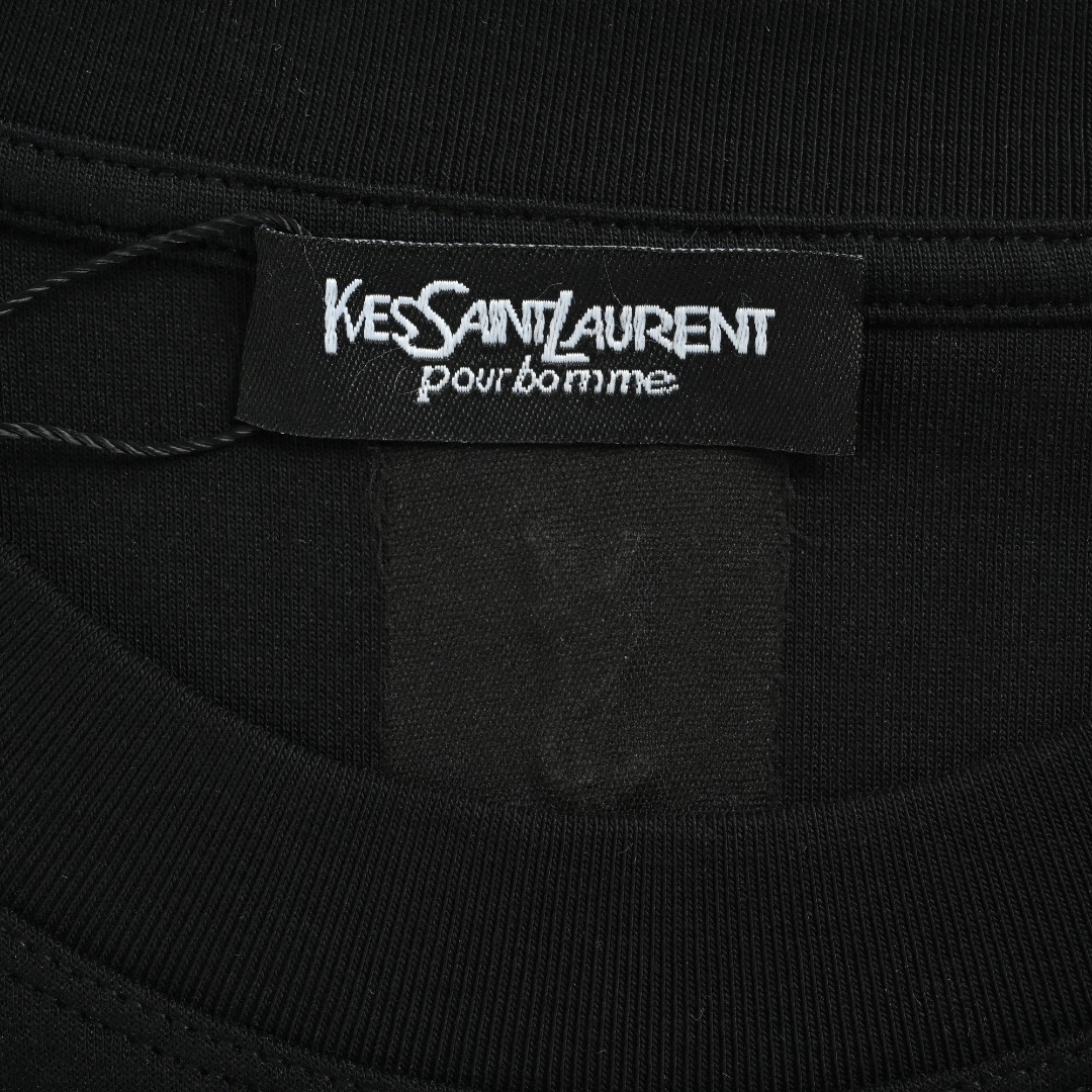 本地自取💰160
SAINT LAURENT/圣罗兰 25Fw 胸口字母logo刺绣长袖T恤
定织定染 水洗柔滑长绒棉、克重310克、最新专柜款,打底衫长袖
胸前字母logo撞色刺绣 后领YSL字母刺绣
田岛进口高密度刺绣工艺,色彩鲜明,线条感十足,彰显经典大方。上身效果满分!
颜色:黑色,白色
Size: M-XXXL8