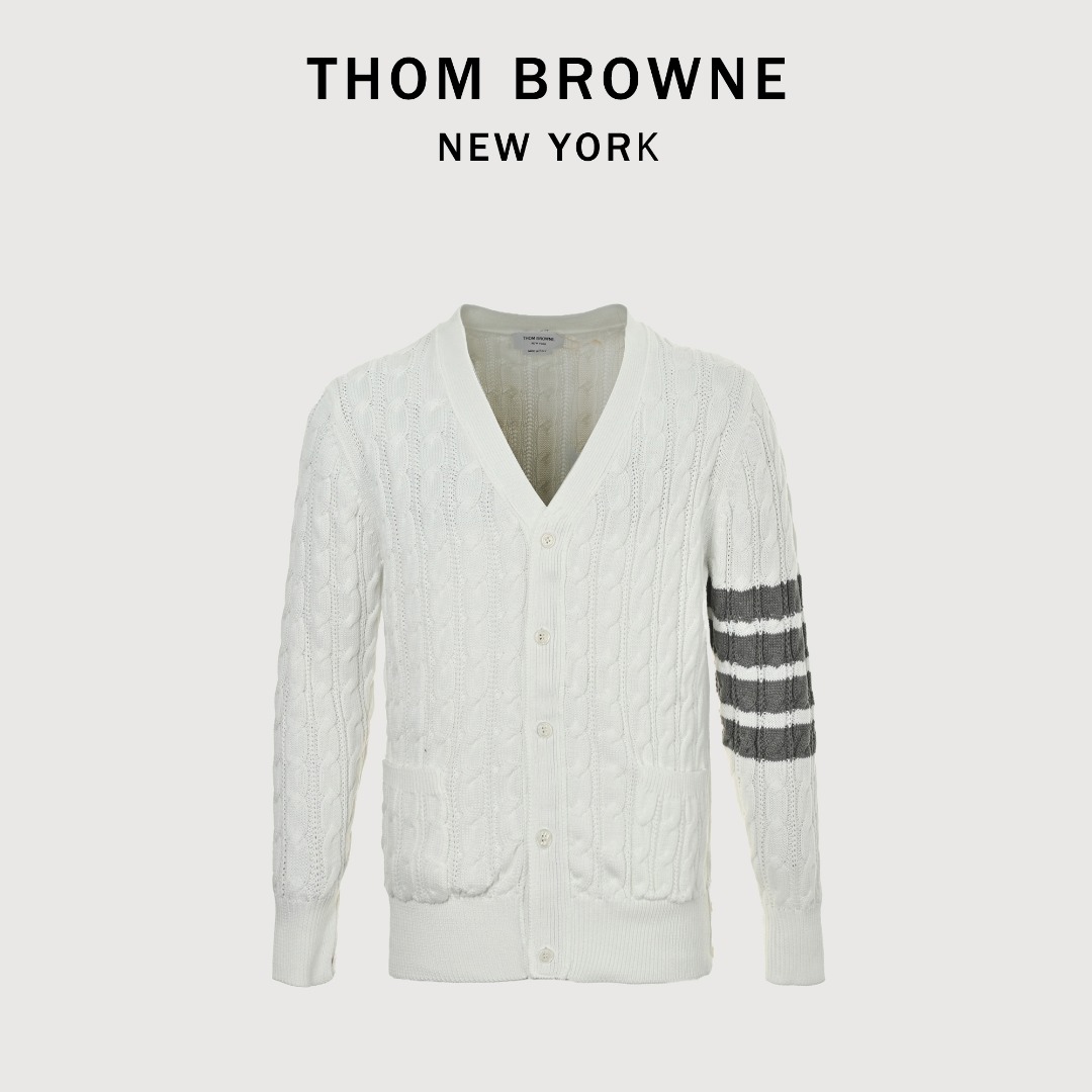 本地自取💰260
TB粗针麻花针织开衫条纹羊毛混纺毛衣
THOM BROWNE 汤姆布朗 .TB经典袖子四条纹针织粗针麻花针织开衫毛衣
意大利产地小标 意大利产地洗水标
料子采用羊毛混纺 料子柔软舒适 生产采用日本进口自动针织机织造 针路紧密 袖子四条杠针织而成 扣子采用天然贝壳口 版型可修身可宽松 舒适透气 男女同款
三标齐 包装吊牌齐全 可加全套礼盒包装
颜色:白色/藏青色/灰色
尺码:1/2/3/4