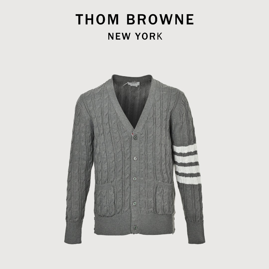 本地自取💰260
TB粗针麻花针织开衫条纹羊毛混纺毛衣
THOM BROWNE 汤姆布朗 .TB经典袖子四条纹针织粗针麻花针织开衫毛衣
意大利产地小标 意大利产地洗水标
料子采用羊毛混纺 料子柔软舒适 生产采用日本进口自动针织机织造 针路紧密 袖子四条杠针织而成 扣子采用天然贝壳口 版型可修身可宽松 舒适透气 男女同款
三标齐 包装吊牌齐全 可加全套礼盒包装
颜色:白色/藏青色/灰色
尺码:1/2/3/4