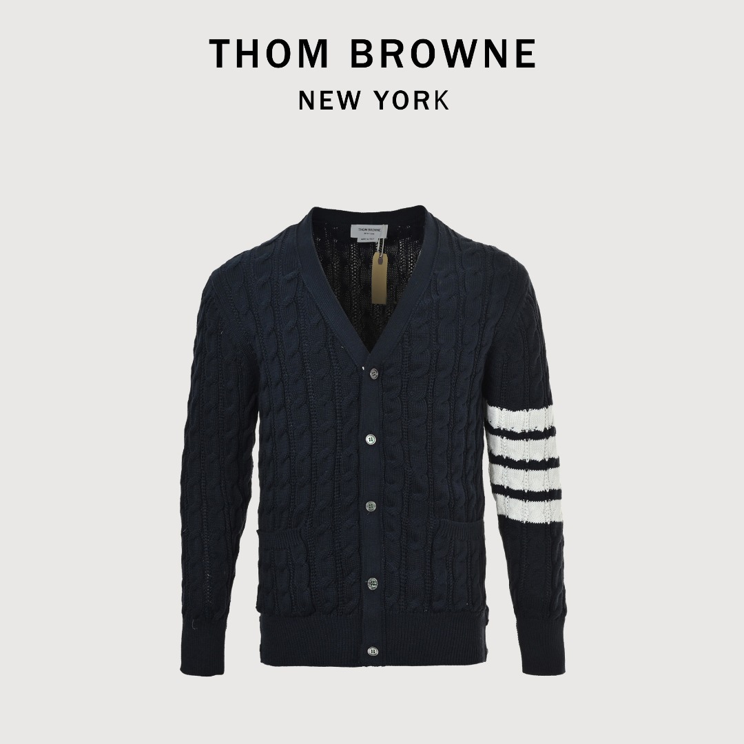 本地自取💰260
TB粗针麻花针织开衫条纹羊毛混纺毛衣
THOM BROWNE 汤姆布朗 .TB经典袖子四条纹针织粗针麻花针织开衫毛衣
意大利产地小标 意大利产地洗水标
料子采用羊毛混纺 料子柔软舒适 生产采用日本进口自动针织机织造 针路紧密 袖子四条杠针织而成 扣子采用天然贝壳口 版型可修身可宽松 舒适透气 男女同款
三标齐 包装吊牌齐全 可加全套礼盒包装
颜色:白色/藏青色/灰色
尺码:1/2/3/4