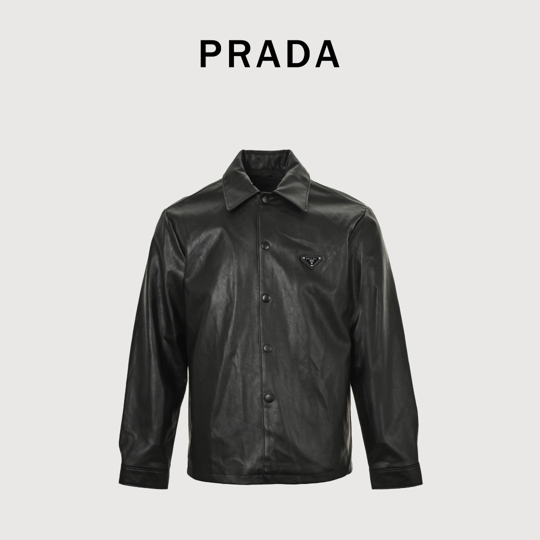Prada/普拉达 三角标单排扣皮衣夹克外套 定制荔枝纹小羊皮,75D高密斜纹尼龙风衣料,工艺精湛合体,自带优化身材比例效果,进口模板机开袋,进口专机红外线定位,定制三角标、字母四合扣、合身版型