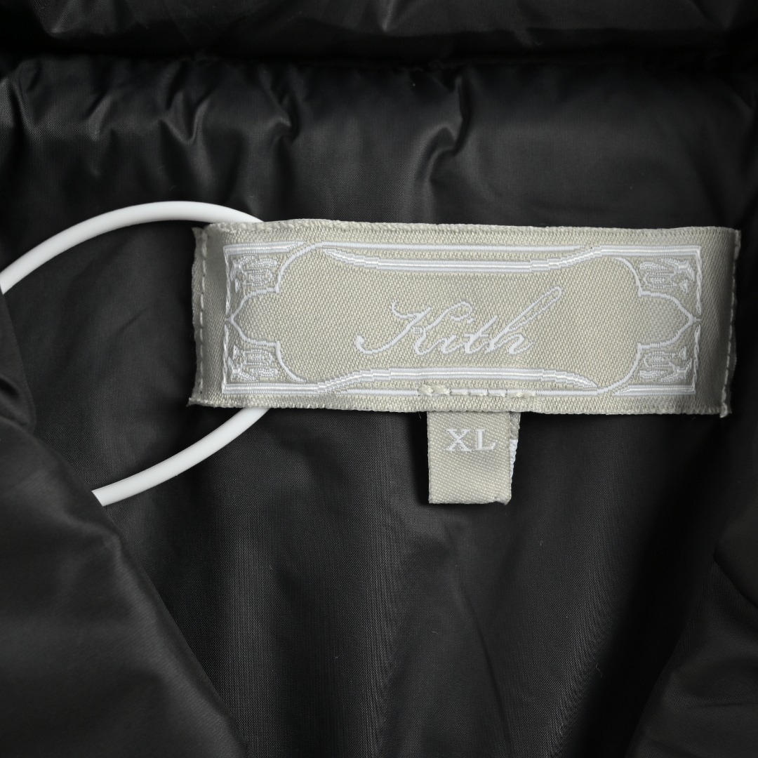 本地自取💰390 KITH 25Fw Brixton机车薄款棉服外套 这款夹克的制作难点与精髓在于其精准的裁剪。衣服主体涉及五套色定位裁剪，之后再进行绗绣工序，工艺繁琐，极大地考验工艺水准，最终成就了利落有型的车身，内里填充选用了新雪丽G型40g棉，在保证出色保暖性的同时，实现了外套的轻盈质感，有效避免了冬季衣物的厚重感，达到轻薄与温暖的平衡，​五金配件及三标均为定制，这款机车夹克完美融合了街头潮流与实用主义，无论是搭配休闲裤装还是简约内搭，都能轻松提升整体造型的时尚感，助您从容应对秋冬寒冷天气，男女同款 Size：S-XL