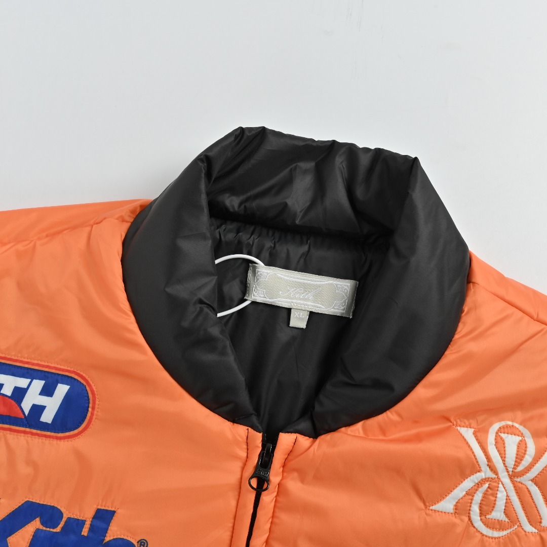 本地自取💰390 KITH 25Fw Brixton机车薄款棉服外套 这款夹克的制作难点与精髓在于其精准的裁剪。衣服主体涉及五套色定位裁剪，之后再进行绗绣工序，工艺繁琐，极大地考验工艺水准，最终成就了利落有型的车身，内里填充选用了新雪丽G型40g棉，在保证出色保暖性的同时，实现了外套的轻盈质感，有效避免了冬季衣物的厚重感，达到轻薄与温暖的平衡，​五金配件及三标均为定制，这款机车夹克完美融合了街头潮流与实用主义，无论是搭配休闲裤装还是简约内搭，都能轻松提升整体造型的时尚感，助您从容应对秋冬寒冷天气，男女同款 Size：S-XL