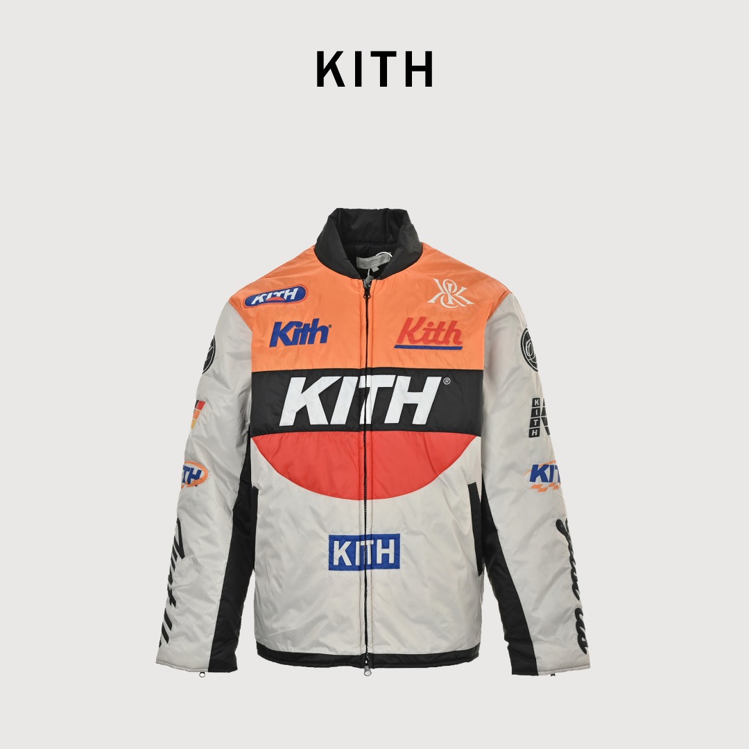 本地自取💰390 KITH 25Fw Brixton机车薄款棉服外套 这款夹克的制作难点与精髓在于其精准的裁剪。衣服主体涉及五套色定位裁剪，之后再进行绗绣工序，工艺繁琐，极大地考验工艺水准，最终成就了利落有型的车身，内里填充选用了新雪丽G型40g棉，在保证出色保暖性的同时，实现了外套的轻盈质感，有效避免了冬季衣物的厚重感，达到轻薄与温暖的平衡，​五金配件及三标均为定制，这款机车夹克完美融合了街头潮流与实用主义，无论是搭配休闲裤装还是简约内搭，都能轻松提升整体造型的时尚感，助您从容应对秋冬寒冷天气，男女同款 Size：S-XL