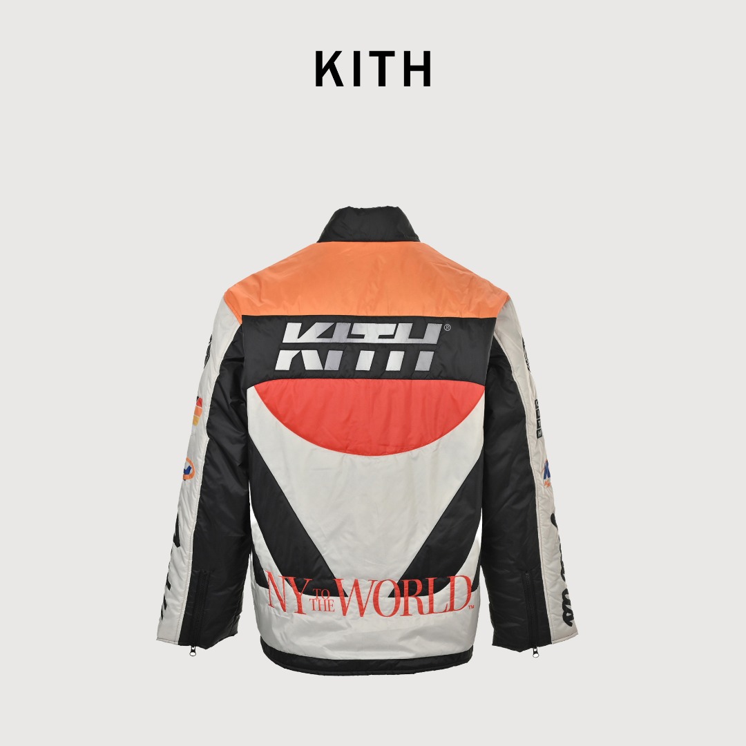 本地自取💰390 KITH 25Fw Brixton机车薄款棉服外套 这款夹克的制作难点与精髓在于其精准的裁剪。衣服主体涉及五套色定位裁剪，之后再进行绗绣工序，工艺繁琐，极大地考验工艺水准，最终成就了利落有型的车身，内里填充选用了新雪丽G型40g棉，在保证出色保暖性的同时，实现了外套的轻盈质感，有效避免了冬季衣物的厚重感，达到轻薄与温暖的平衡，​五金配件及三标均为定制，这款机车夹克完美融合了街头潮流与实用主义，无论是搭配休闲裤装还是简约内搭，都能轻松提升整体造型的时尚感，助您从容应对秋冬寒冷天气，男女同款 Size：S-XL