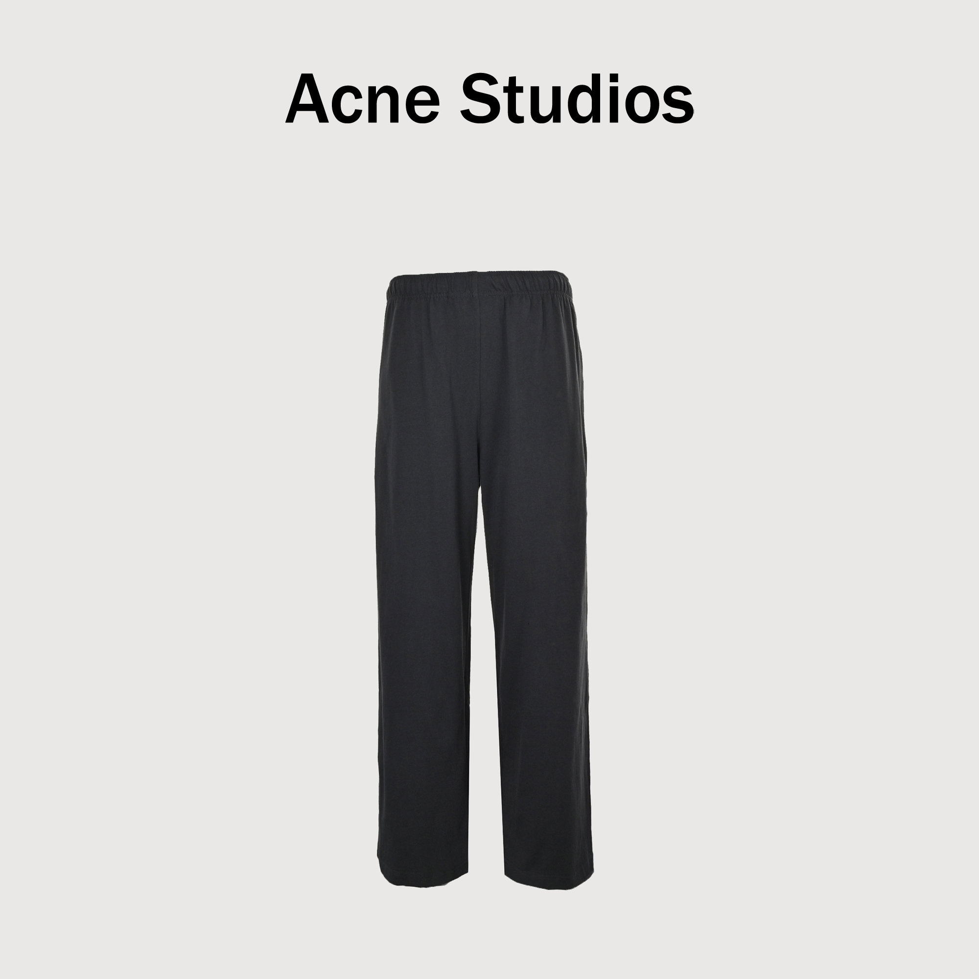 本地自取💰230 Acne Studios 25Fw Acne后口袋小标印花长裤 定织定染独特黑灰色调12s全棉气流纺汗布270克重，酵素水洗工艺，这种工艺使面料在保证柔软亲肤的同时，具备良好的悬垂性和抗皱性，酵素水洗去除了面料的僵硬感，赋予其温润的旧化质感，裤子侧缝采用需要特种机械才能完成的4针6线工艺缝制，这种工艺相比普通缝合更牢固、平整且弹性更佳，大幅提升裤子的耐用性与舒适度，运动时毫无束缚感，裤腰两枚气眼由国产高速绣花机完成，需先打动面料再绣制气眼，实现极高密度的精细效果，裤绳采用大身同款面料人工缝制而成，拒绝现成裤绳的廉价感，体现整体性的统一美学，后口袋印花需先刮透明底浆12遍奠定厚度，再以发泡浆料刮5遍，最后低温烘烤形成3D立体绒感发泡效果。触感明显凸起，质感媲美原版，且持久耐磨不脱落，男女同款，此款裤长偏长，版型原汁原味还原未做改动，可自行修改长短 Size：XS-L
