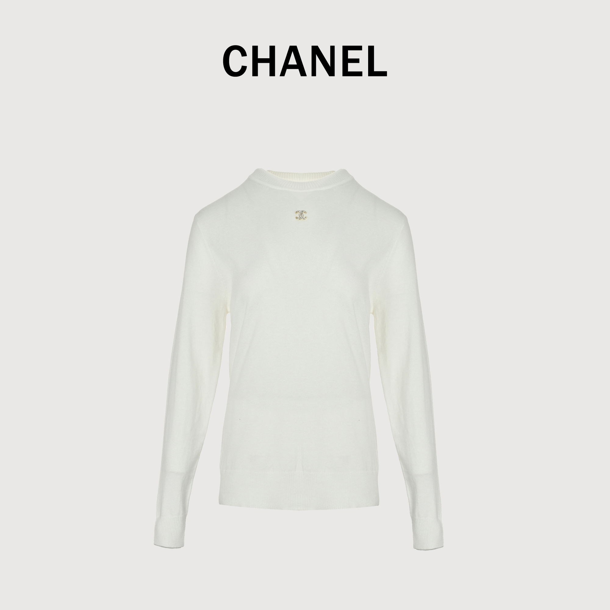 本地自取💰200
Chanel/香奈儿 镶钻LOGO毛衣（女款）
天冷叠穿作为内搭也非常好看 胸口精致LOGO，吊牌辅料原版定制。采用纯棉纱线混纺羊毛，纯棉亲肤舒适，高品质 跟着博主学穿搭！
来一件香奈儿毛衣吧，爆红之后超级难买的系列，官网一件难求，简单实穿慵懒宽松感，面料更有质感，手感柔软细腻，版型宽松，不管是单穿还是叠穿，简单一件就能穿出不同风格的时尚感 ！
Size: S-L