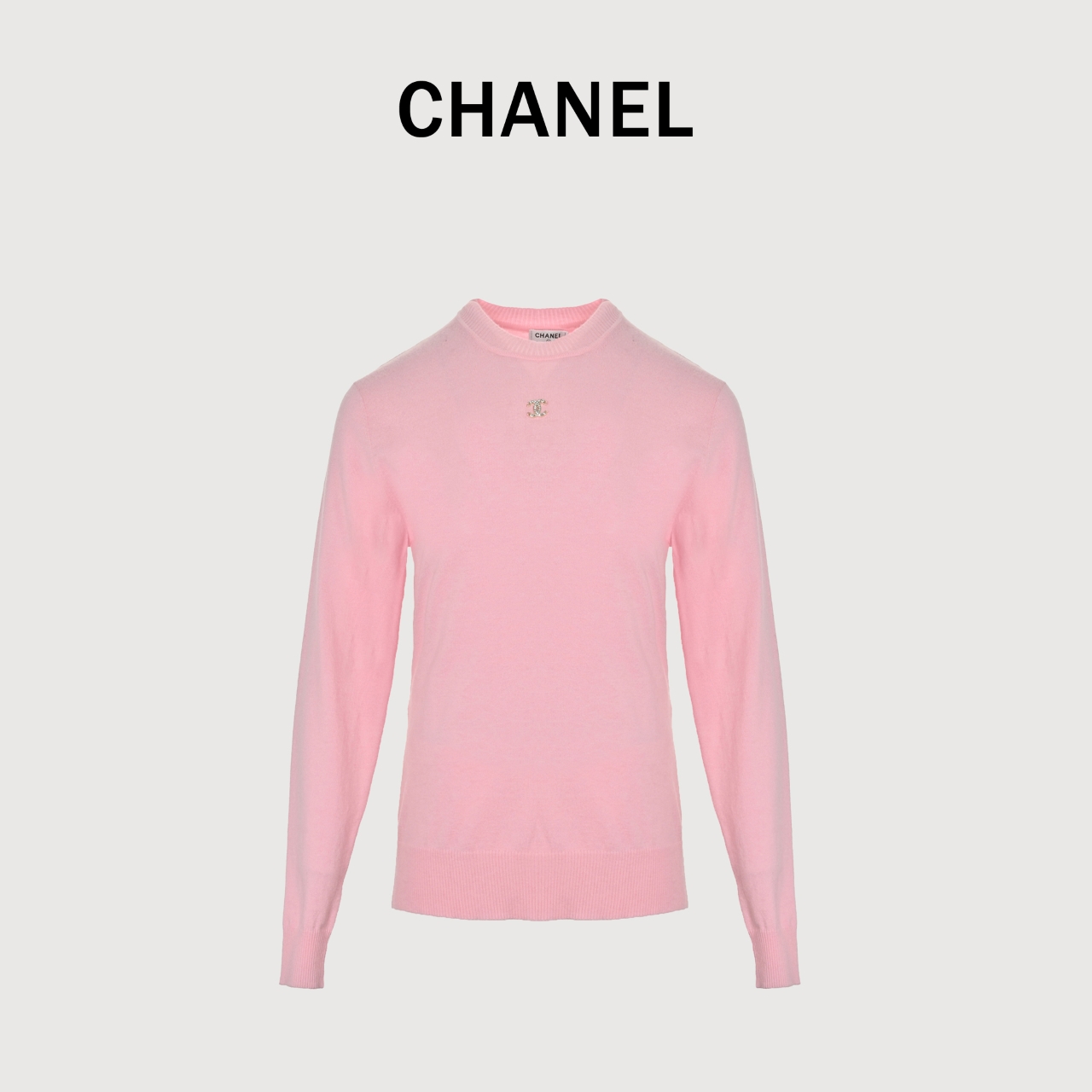 本地自取💰200
Chanel/香奈儿 镶钻LOGO毛衣（女款）
天冷叠穿作为内搭也非常好看 胸口精致LOGO，吊牌辅料原版定制。采用纯棉纱线混纺羊毛，纯棉亲肤舒适，高品质 跟着博主学穿搭！
来一件香奈儿毛衣吧，爆红之后超级难买的系列，官网一件难求，简单实穿慵懒宽松感，面料更有质感，手感柔软细腻，版型宽松，不管是单穿还是叠穿，简单一件就能穿出不同风格的时尚感 ！
Size: S-L