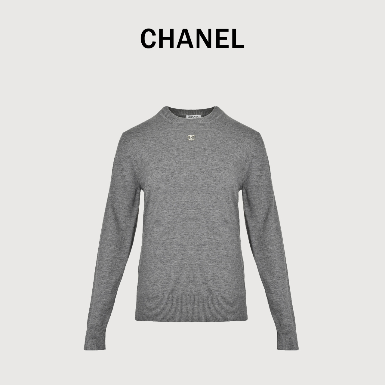 本地自取💰200
Chanel/香奈儿 镶钻LOGO毛衣（女款）
天冷叠穿作为内搭也非常好看 胸口精致LOGO，吊牌辅料原版定制。采用纯棉纱线混纺羊毛，纯棉亲肤舒适，高品质 跟着博主学穿搭！
来一件香奈儿毛衣吧，爆红之后超级难买的系列，官网一件难求，简单实穿慵懒宽松感，面料更有质感，手感柔软细腻，版型宽松，不管是单穿还是叠穿，简单一件就能穿出不同风格的时尚感 ！
Size: S-L