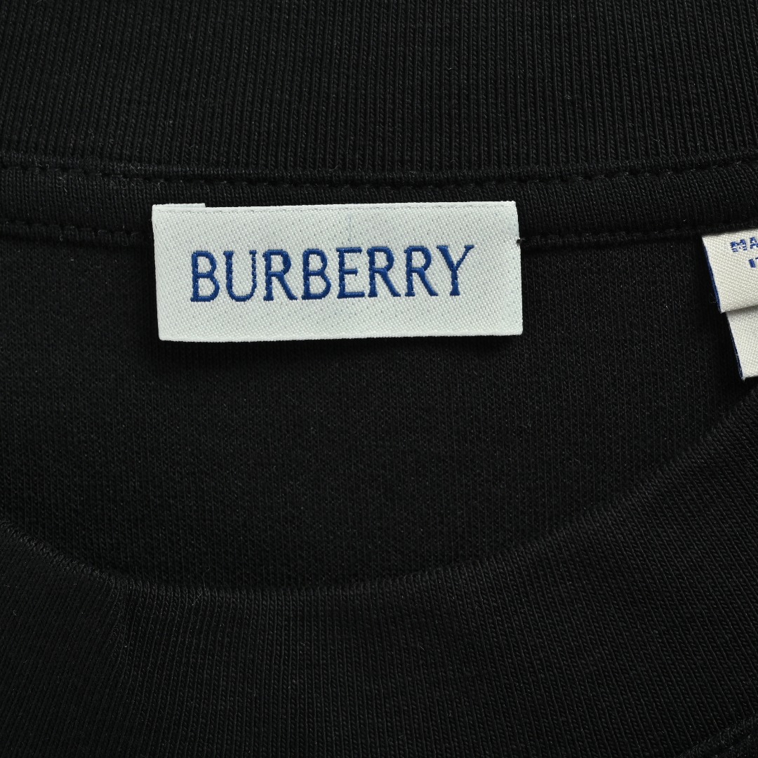 本地自取💰160 
Burberry/巴宝莉 25Fw  胸前暗纹战马立体刺绣长袖T恤
定织定染 水洗柔滑长绒棉、克重310克、最新专柜款，打底衫长袖
胸前暗纹战马立体刺绣，进口百灵达绣花机高水平立体刺绣工艺 ，时尚优雅，
整个标志展现的流畅简约 宽松袖管上身效果舒适，
三标齐全  男女同款
颜色：黑色，白色                   
Size: M-XXXL