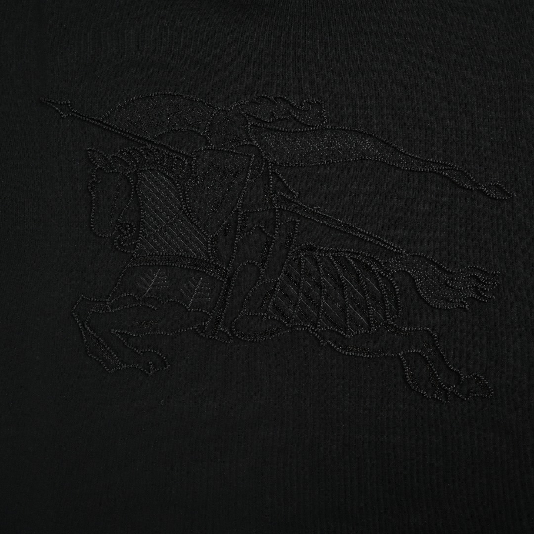 本地自取💰160 
Burberry/巴宝莉 25Fw  胸前暗纹战马立体刺绣长袖T恤
定织定染 水洗柔滑长绒棉、克重310克、最新专柜款，打底衫长袖
胸前暗纹战马立体刺绣，进口百灵达绣花机高水平立体刺绣工艺 ，时尚优雅，
整个标志展现的流畅简约 宽松袖管上身效果舒适，
三标齐全  男女同款
颜色：黑色，白色                   
Size: M-XXXL