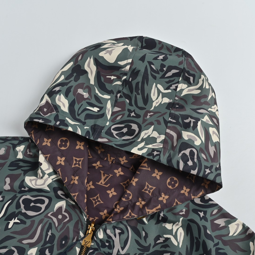 LOUIS VUITTON LV X NIGO 联名款 迷彩双面连帽外套 原版26800购入,主面料为高密锦纶,通过定织定染工艺制作,兼顾轻薄性与防风性;面料表面带有细腻光泽,属于LV联名款常用的“功能性轻奢面料”.采用双层面料独立裁片,两面分别为“迷彩印花锦纶层”和“Monogram提花层”,需确保两面的版型、口袋、拉链等结构完全对齐,避免穿脱时错位.左右花型对位. 双面穿的接缝处采用暗缝/包边工艺,精准对位缝合工艺,保证两面外观的整洁度,同时提升耐用性.采用双向金属拉链(带LV标识),拉链轨道与双层面料的结合处做了加厚包边处理,避免频繁穿脱导致磨损,连帽、袖口、下摆的罗纹均为高弹性牛筋材质填充,与双层面料的拼接采用隐形车线+热压定型,确保多次拉伸后不易变形.风琴袋设计,下摆绣鸡眼,弹力兜帽、下摆及袖口,金属拉链开合.男女同款