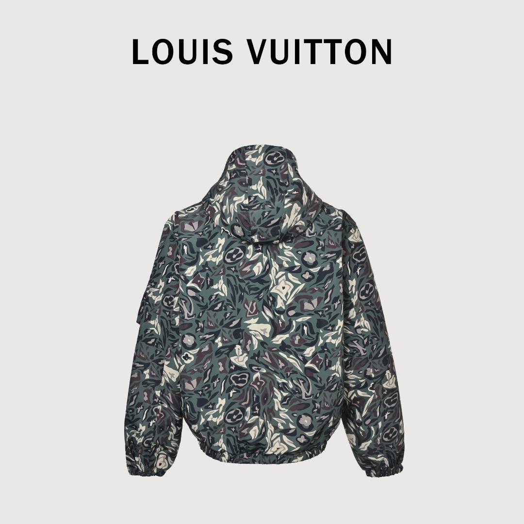 LOUIS VUITTON LV X NIGO 联名款 迷彩双面连帽外套 原版26800购入,主面料为高密锦纶,通过定织定染工艺制作,兼顾轻薄性与防风性;面料表面带有细腻光泽,属于LV联名款常用的“功能性轻奢面料”.采用双层面料独立裁片,两面分别为“迷彩印花锦纶层”和“Monogram提花层”,需确保两面的版型、口袋、拉链等结构完全对齐,避免穿脱时错位.左右花型对位. 双面穿的接缝处采用暗缝/包边工艺,精准对位缝合工艺,保证两面外观的整洁度,同时提升耐用性.采用双向金属拉链(带LV标识),拉链轨道与双层面料的结合处做了加厚包边处理,避免频繁穿脱导致磨损,连帽、袖口、下摆的罗纹均为高弹性牛筋材质填充,与双层面料的拼接采用隐形车线+热压定型,确保多次拉伸后不易变形.风琴袋设计,下摆绣鸡眼,弹力兜帽、下摆及袖口,金属拉链开合.男女同款