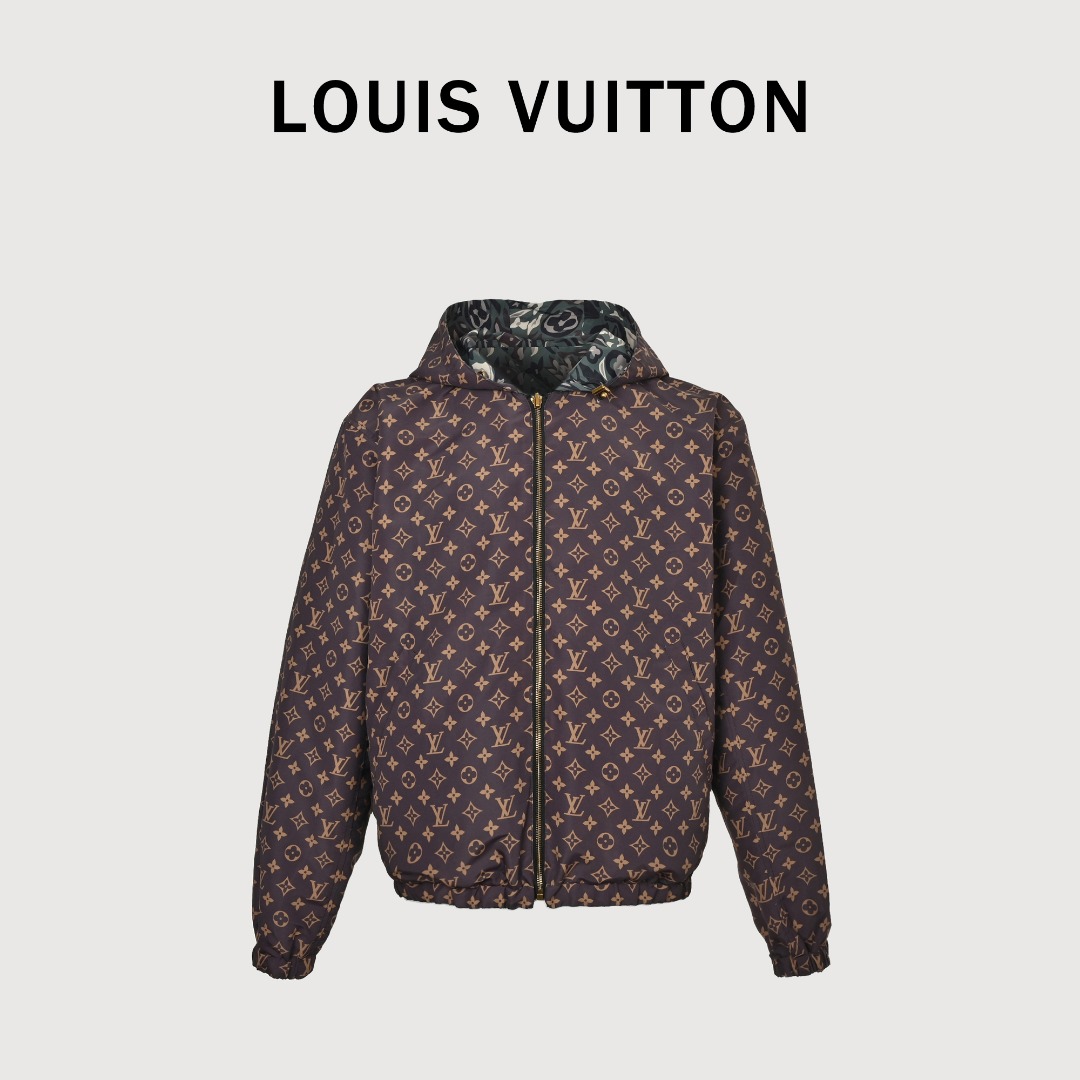 LOUIS VUITTON LV X NIGO 联名款 迷彩双面连帽外套 原版26800购入,主面料为高密锦纶,通过定织定染工艺制作,兼顾轻薄性与防风性;面料表面带有细腻光泽,属于LV联名款常用的“功能性轻奢面料”.采用双层面料独立裁片,两面分别为“迷彩印花锦纶层”和“Monogram提花层”,需确保两面的版型、口袋、拉链等结构完全对齐,避免穿脱时错位.左右花型对位. 双面穿的接缝处采用暗缝/包边工艺,精准对位缝合工艺,保证两面外观的整洁度,同时提升耐用性.采用双向金属拉链(带LV标识),拉链轨道与双层面料的结合处做了加厚包边处理,避免频繁穿脱导致磨损,连帽、袖口、下摆的罗纹均为高弹性牛筋材质填充,与双层面料的拼接采用隐形车线+热压定型,确保多次拉伸后不易变形.风琴袋设计,下摆绣鸡眼,弹力兜帽、下摆及袖口,金属拉链开合.男女同款