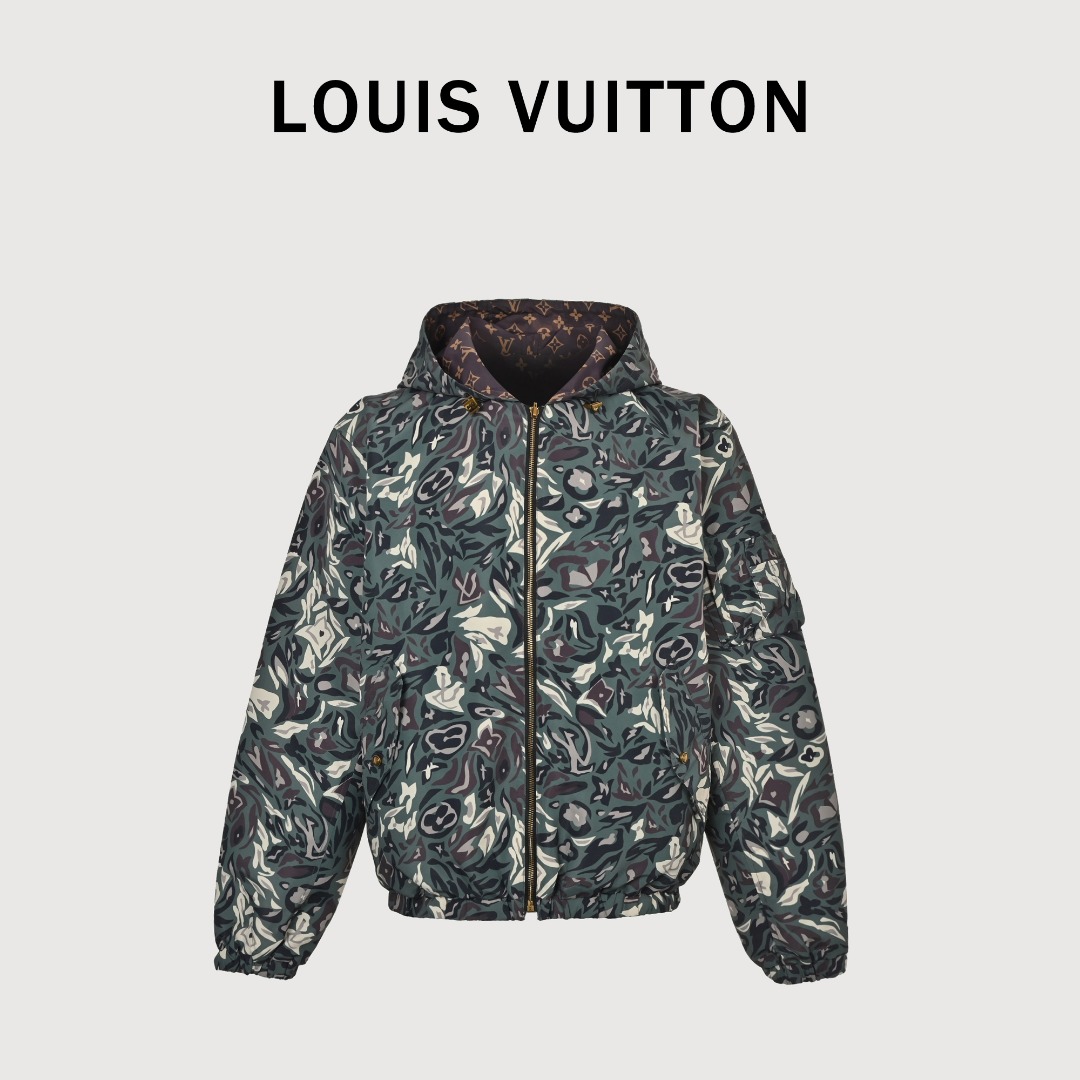 本地自取💰360 LOUIS VUITTON LV X NIGO 联名款 迷彩双面连帽外套 原版26800购入，主面料为高密锦纶，通过定织定染工艺制作，兼顾轻薄性与防风性；面料表面带有细腻光泽，属于LV联名款常用的“功能性轻奢面料”。采用双层面料独立裁片，两面分别为“迷彩印花锦纶层”和“Monogram提花层”，需确保两面的版型、口袋、拉链等结构完全对齐，避免穿脱时错位。左右花型对位。 双面穿的接缝处采用暗缝/包边工艺，精准对位缝合工艺，保证两面外观的整洁度，同时提升耐用性。采用双向金属拉链（带LV标识），拉链轨道与双层面料的结合处做了加厚包边处理，避免频繁穿脱导致磨损，连帽、袖口、下摆的罗纹均为高弹性牛筋材质填充，与双层面料的拼接采用隐形车线+热压定型，确保多次拉伸后不易变形。风琴袋设计，下摆绣鸡眼，弹力兜帽、下摆及袖口，金属拉链开合。男女同款 Size：46-52