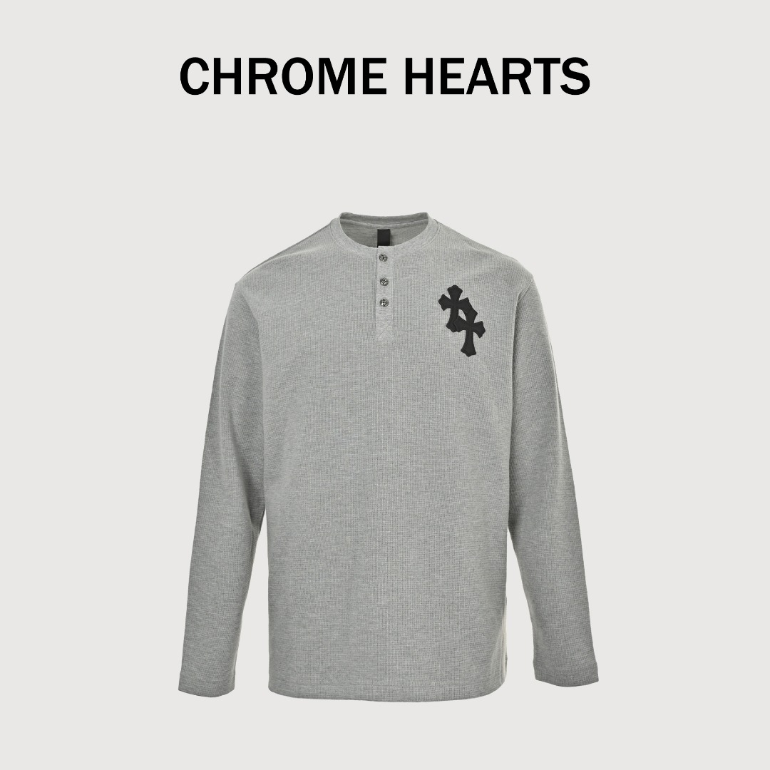 本地自取 💰210 Chrome Hearts/克罗心 25Fw 十字皮标华夫格长袖 虞书欣秋冬新款十字架花型胸口皮标拉链连帽卫衣，宽松的版型，纯色调的黑与灰，亨利领圆领造型，在太多太多的电影中出现，自带复古与颓感，又散发着迷人腔调的内敛气息，与克罗心的神秘气场不谋而合，两个大小不一叠绣在一起的皮标十字架作为胸标凸显了整件衣服的亮点，灰色款搭配黑色的皮标，辨识度和高奢风都在这一刻表达的淋漓尽致，整体简约却让人为它流连忘返，亨利领银色金属梵文刻字立体纽扣，这些都是克罗心的精髓所在，也在展示着克罗心的品牌标杆。 320克华夫格面料，超厚实垂坠感满满! Size:S-XL