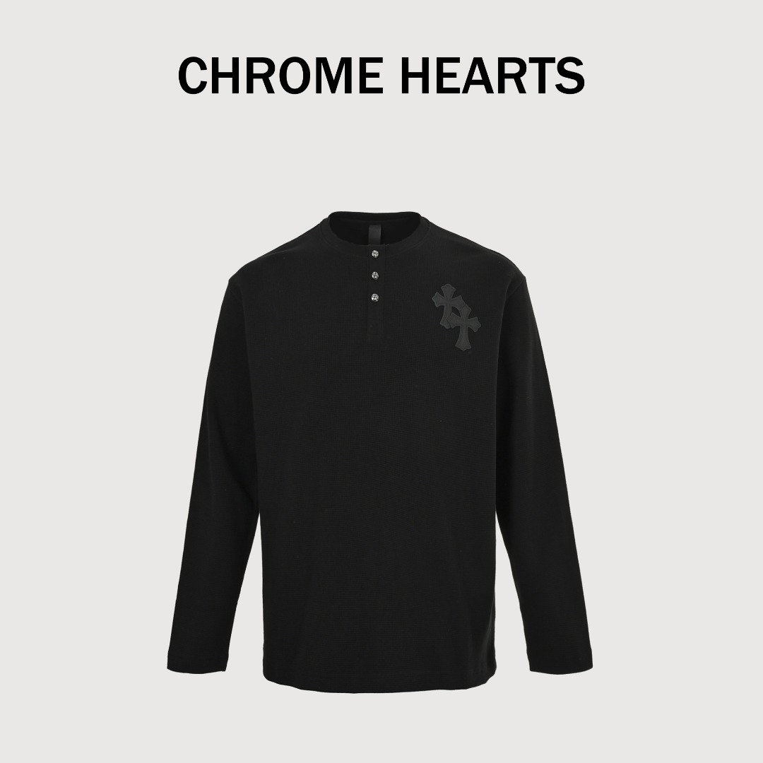 本地自取 💰210 Chrome Hearts/克罗心 25Fw 十字皮标华夫格长袖 虞书欣秋冬新款十字架花型胸口皮标拉链连帽卫衣，宽松的版型，纯色调的黑与灰，亨利领圆领造型，在太多太多的电影中出现，自带复古与颓感，又散发着迷人腔调的内敛气息，与克罗心的神秘气场不谋而合，两个大小不一叠绣在一起的皮标十字架作为胸标凸显了整件衣服的亮点，灰色款搭配黑色的皮标，辨识度和高奢风都在这一刻表达的淋漓尽致，整体简约却让人为它流连忘返，亨利领银色金属梵文刻字立体纽扣，这些都是克罗心的精髓所在，也在展示着克罗心的品牌标杆。 320克华夫格面料，超厚实垂坠感满满! Size:S-XL