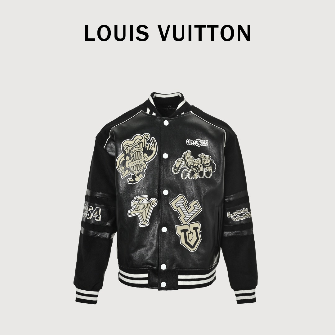 Louis Vuitton/路易威登 22Fw 多微标印花皮质棒球夹克 本款棒球束腰以羊皮革衣身衔接绵羊袖,搭配按扣前襟.妙趣图案令1v 标识置身音乐国度,罗纹折叠衣领和下摆的条纹呼应衣袖的横向皮革结构,撞色镶边再添果敢元素.