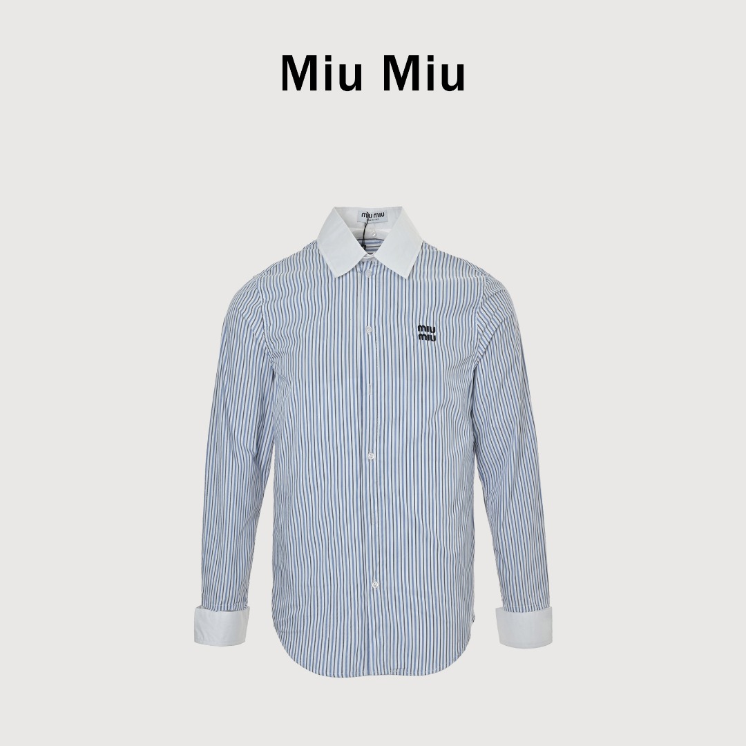 本地自取💰280 MIU MIU/缪缪字母刺绣条纹翻领衬衫 工艺说明:采用轻盈透气的优质府绸面料制成,经典的条纹图案展现出品牌标志性的设计美学。衬衫采用宽松版型设计,长袖剪裁,正面以纽扣闭合。独特的可拆卸领子和袖口采用对比色设计,成为整件衬衫的点睛之笔,可根据个人喜好自由搭配,打造多变造型。袖口处精致的刺绣徽标低调彰显品牌身份。府绸面料经过特殊工艺处理,既保持了挺括有型的质感,又确保了穿着的舒适度。衬衫整体做工考究,每一处缝线都经过精心处理,体现了Miu Miu对细节的一贯追求。这款衬衫既保留了经典条纹衬衫的优雅气质,又通过可拆卸部件的创新设计增添了现代感,完美诠释了Miu Miu将传统与现代巧妙融合的设计理念。 ⚠️颜色:蓝色 ⚠️Size:36/38/40