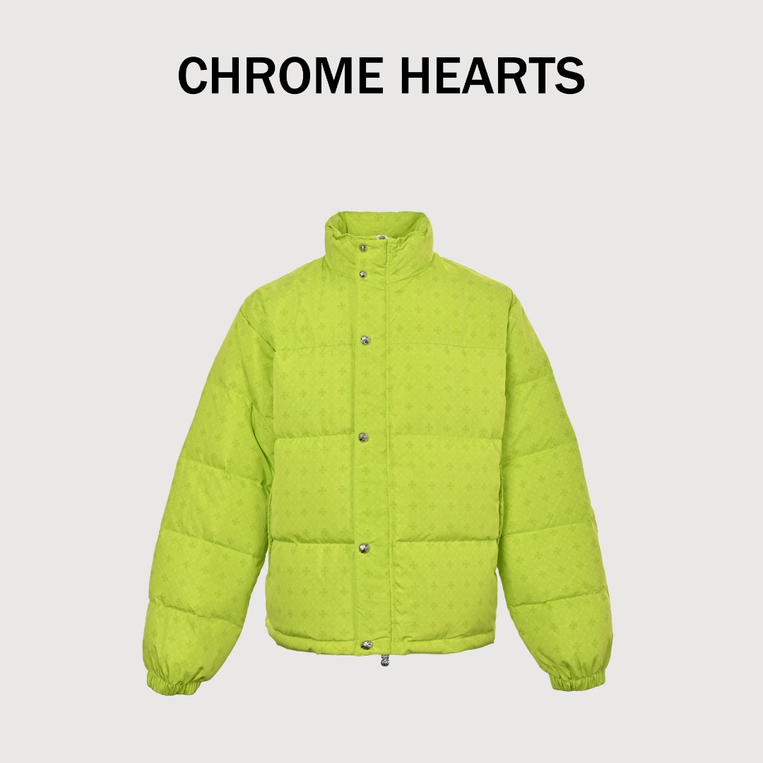 Chrome Hearts CH 克罗心暗纹提花羽绒服 高品质填充均匀羽绒填充饱满且均匀,保证了良好的保暖性能.面料采用独特的暗纹提花工艺,使面料在视觉上呈现出丰富的层次感和立体效果,既美观又时尚.选用高品质的面料,防水、防污且透气性好的特殊面料,确保衣物的实用性和舒适度.注重细节处理,缝制精良,针脚均匀细密,无跳针、漏针现象,展现出高超的做工水平.填充克罗心作为品牌特色,其暗纹设计增加了衣物的美观度防风袖口、可调节下摆等设计,提升了穿着的便捷性和舒适度.拉链、纽扣等五金辅料选用高品质材料,表面光滑无毛刺,使用顺畅且耐用. 颜色:黑色-白色-荧光绿-橘色
