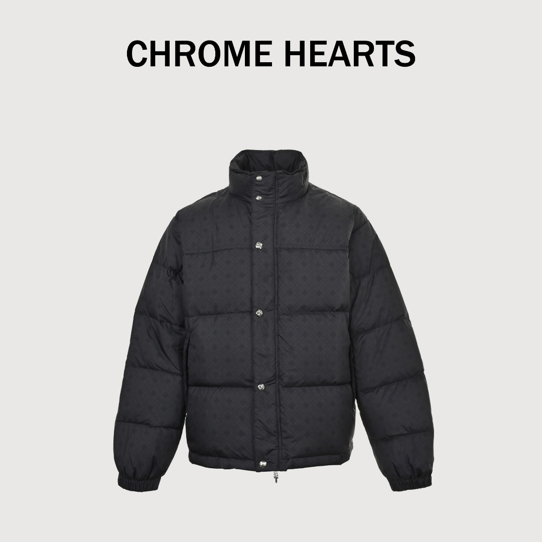 Chrome Hearts CH 克罗心暗纹提花羽绒服 高品质填充均匀羽绒填充饱满且均匀,保证了良好的保暖性能.面料采用独特的暗纹提花工艺,使面料在视觉上呈现出丰富的层次感和立体效果,既美观又时尚.选用高品质的面料,防水、防污且透气性好的特殊面料,确保衣物的实用性和舒适度.注重细节处理,缝制精良,针脚均匀细密,无跳针、漏针现象,展现出高超的做工水平.填充克罗心作为品牌特色,其暗纹设计增加了衣物的美观度防风袖口、可调节下摆等设计,提升了穿着的便捷性和舒适度.拉链、纽扣等五金辅料选用高品质材料,表面光滑无毛刺,使用顺畅且耐用. 颜色:黑色-白色-荧光绿-橘色