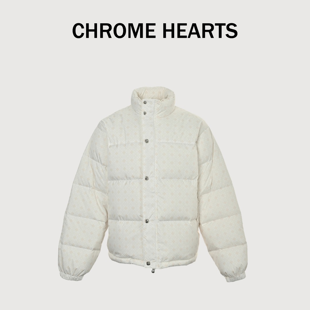 Chrome Hearts CH 克罗心暗纹提花羽绒服 高品质填充均匀羽绒填充饱满且均匀,保证了良好的保暖性能.面料采用独特的暗纹提花工艺,使面料在视觉上呈现出丰富的层次感和立体效果,既美观又时尚.选用高品质的面料,防水、防污且透气性好的特殊面料,确保衣物的实用性和舒适度.注重细节处理,缝制精良,针脚均匀细密,无跳针、漏针现象,展现出高超的做工水平.填充克罗心作为品牌特色,其暗纹设计增加了衣物的美观度防风袖口、可调节下摆等设计,提升了穿着的便捷性和舒适度.拉链、纽扣等五金辅料选用高品质材料,表面光滑无毛刺,使用顺畅且耐用. 颜色:黑色-白色-荧光绿-橘色