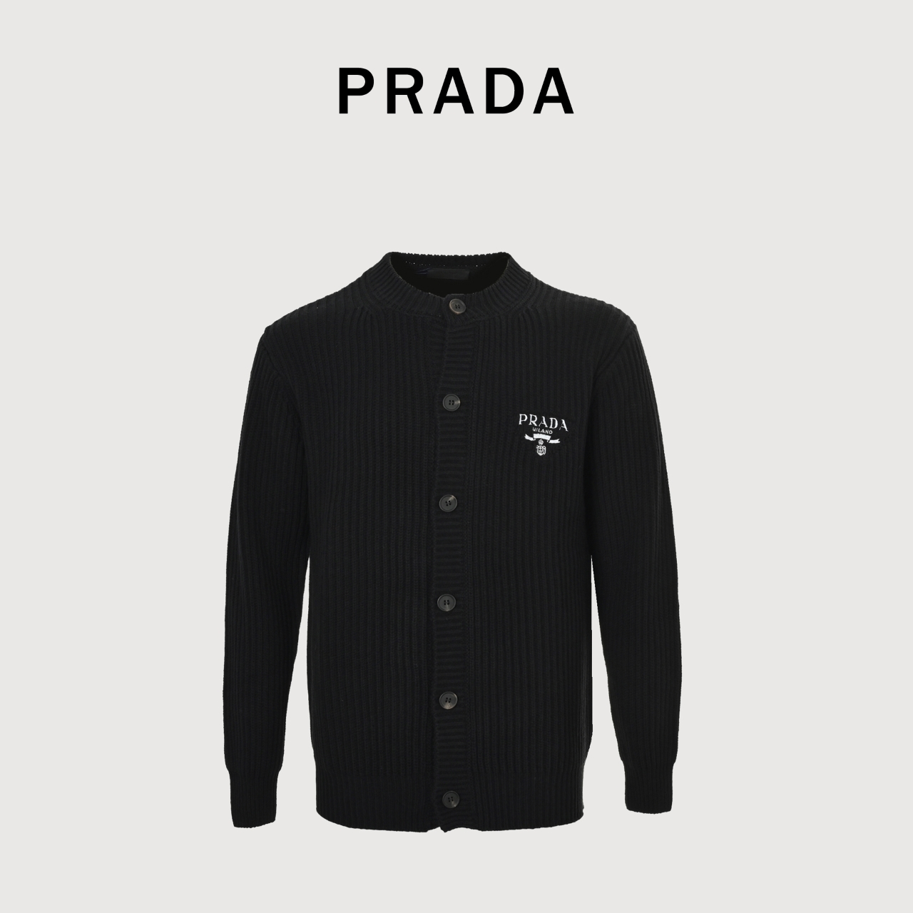 Prada 普拉达 pa倒三角 徽章刺绣 针织毛衣外套 整衣纯手工套口工艺 区别市面车缝大货! 真材实料 羊毛混纺 抗起球定制定染纱 前胸徽章倒三角万针刺绣 非常厚实 亲肤舒适. 全套开模定制辅料:最新防伪领标(织标)➕代购级原版五联防伪水洗➕原版压花吊牌➕原版包装袋 oversize版本 高街感十足 男女配搭情侣太有爱~ 一定是你衣橱必不可少的百搭单品 颜色:黑色