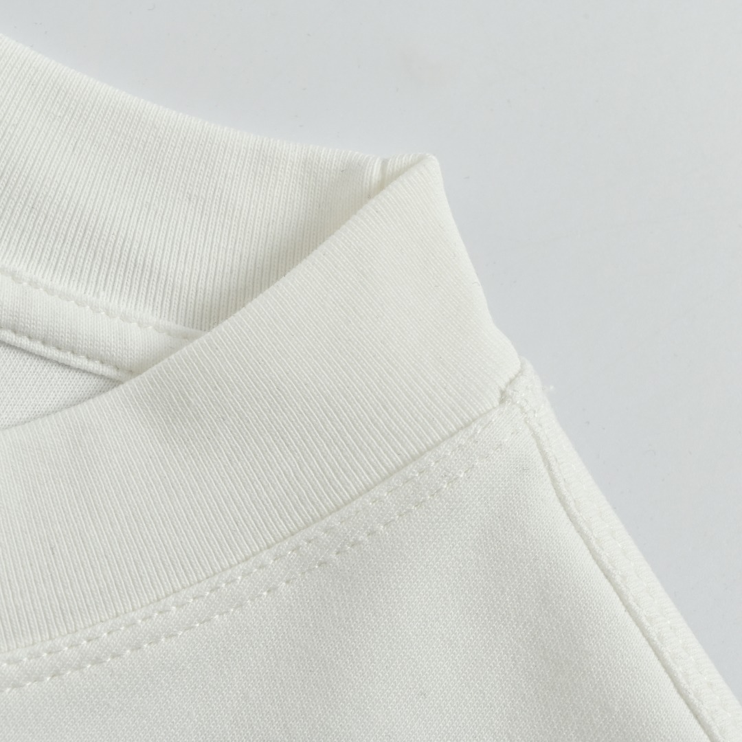 本地自取💰160
CHANEL/香奈儿 25Fw 暗纹编织logo双C立体刺绣长袖T恤
简约而不简单的情侣款,高级香 明明很简单的设计,看上去就是一眼的高级!
定织定染 水洗柔滑长绒棉、克重310克、最新专柜款,打底衫长袖
柔软爽滑 肤感细腻 贴身着穿十分干爽透气!
这件衣服的灵魂之处编织刺绣工艺
胸前的小香双C图案刺绣,后背双C字母logo刺绣
立体饱满的logo十分显精致 进口珍珠面材质,
可见其用心设计 版型非常简洁干练,气质满满。
绝版单品,代购版本,随意对比!男女同款
颜色:黑色,白色,蓝色
Size: M-XXXL