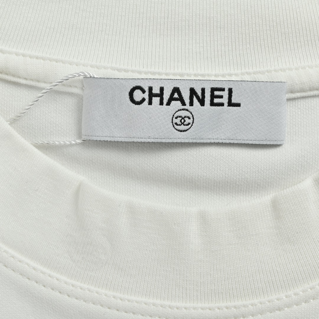 本地自取💰160
CHANEL/香奈儿 25Fw 暗纹编织logo双C立体刺绣长袖T恤
简约而不简单的情侣款,高级香 明明很简单的设计,看上去就是一眼的高级!
定织定染 水洗柔滑长绒棉、克重310克、最新专柜款,打底衫长袖
柔软爽滑 肤感细腻 贴身着穿十分干爽透气!
这件衣服的灵魂之处编织刺绣工艺
胸前的小香双C图案刺绣,后背双C字母logo刺绣
立体饱满的logo十分显精致 进口珍珠面材质,
可见其用心设计 版型非常简洁干练,气质满满。
绝版单品,代购版本,随意对比!男女同款
颜色:黑色,白色,蓝色
Size: M-XXXL