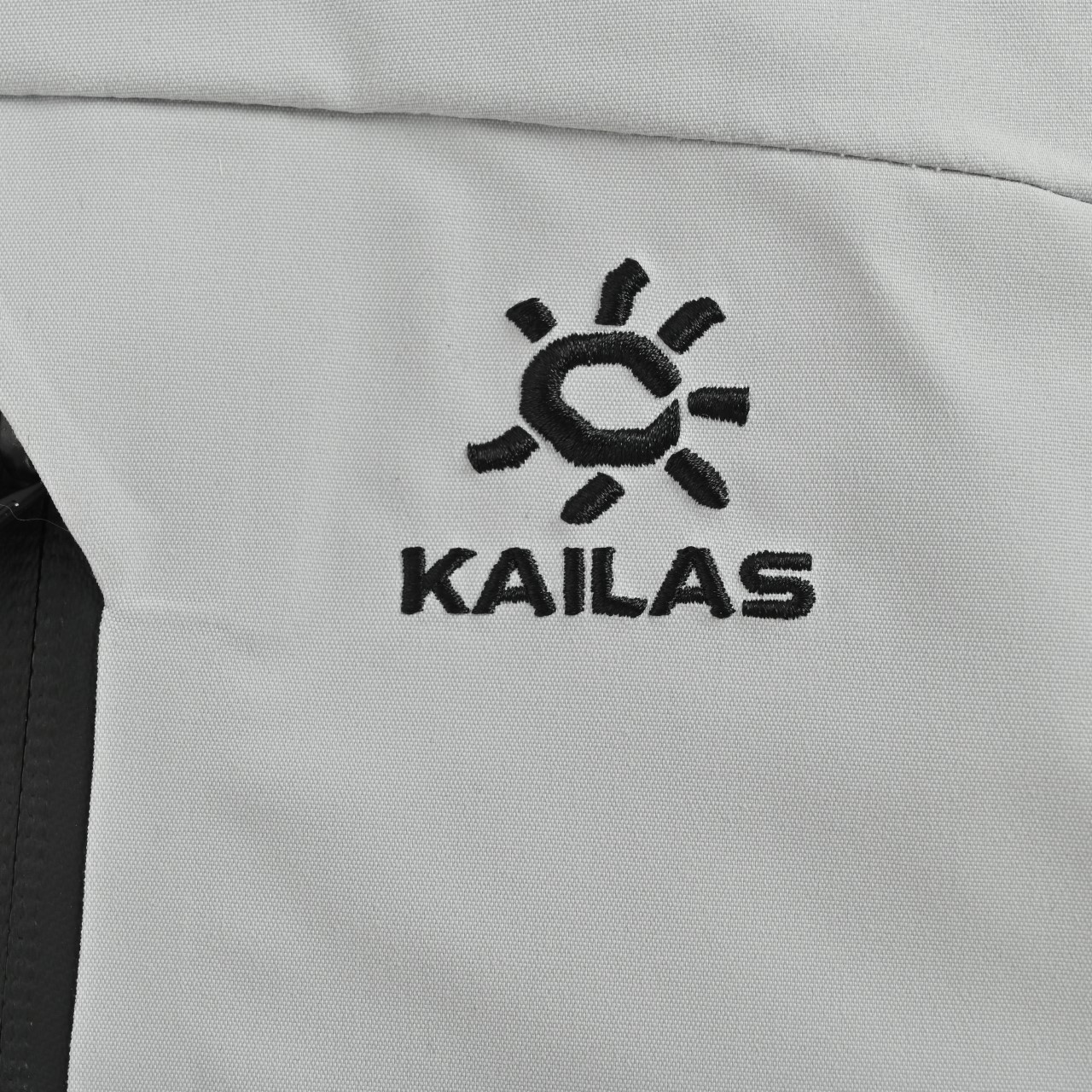 KAILAS/凯乐石蒙塔纳 FLT 700 大蓬松男女中长款户外 旅行羽绒服情侣款滑雪服 帽子可拆卸黑色 象牙白