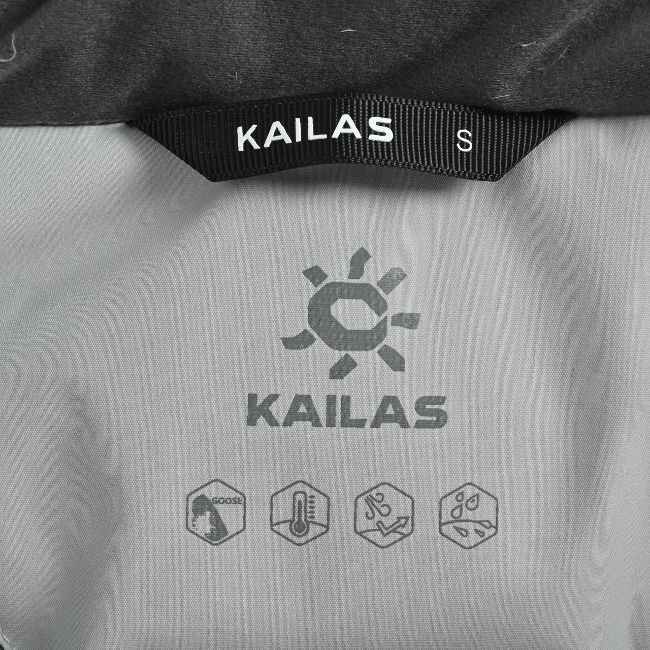 KAILAS/凯乐石蒙塔纳 FLT 700 大蓬松男女中长款户外 旅行羽绒服情侣款滑雪服 帽子可拆卸黑色 象牙白