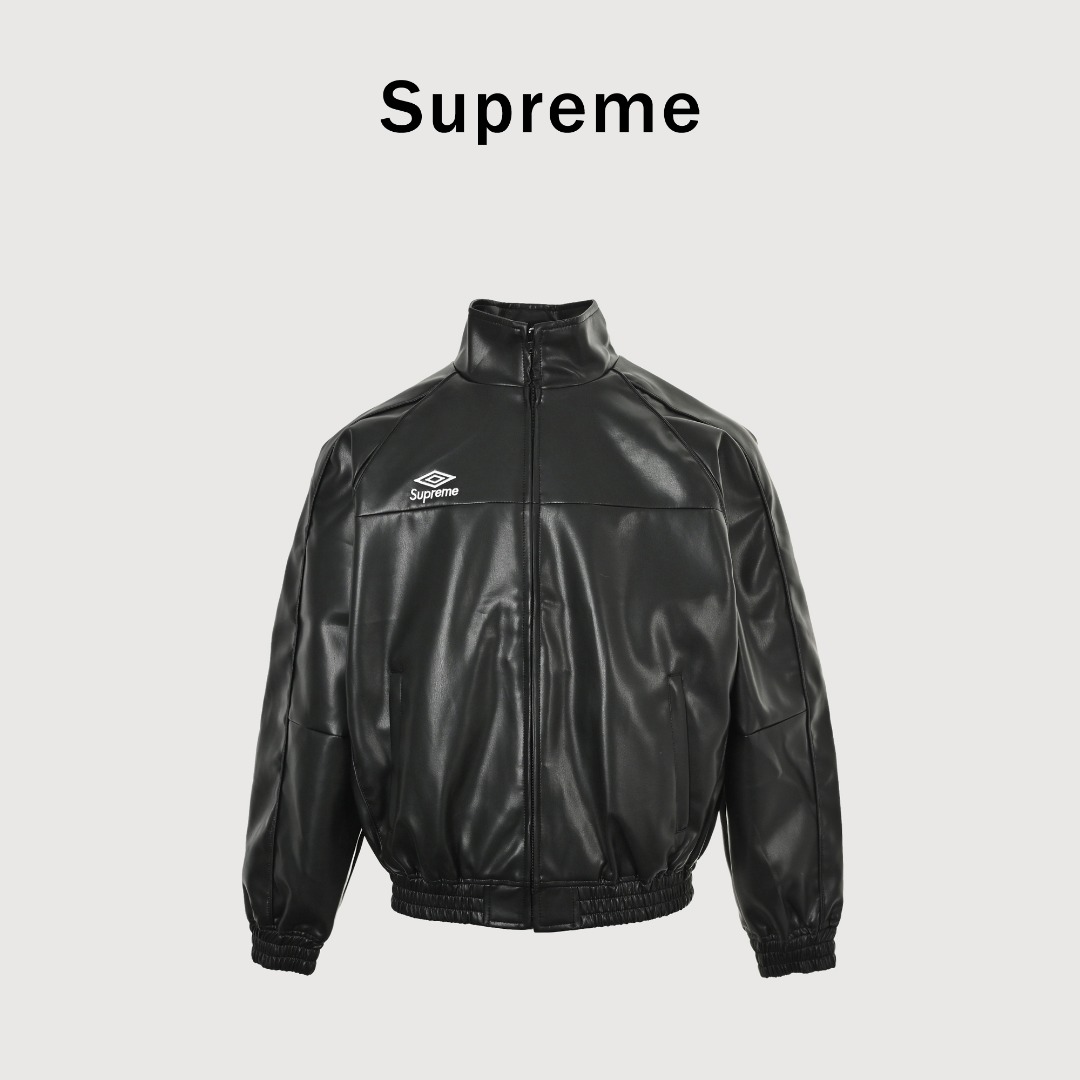 Supreme Umbro 茵宝 联名款 FW25 WEEK4 Leather Track Jacket 刺绣logo拉链开合皮革夹克外套 软皮革面料材质,网布衬里.正面下方有贴边拉链插手口袋,内部胸袋.弹性袖口和下摆皮革.YKK拉链 胸前和后颈有刺绣徽标. 颜色:黑色 藏青 粉色 (176 140穿M)