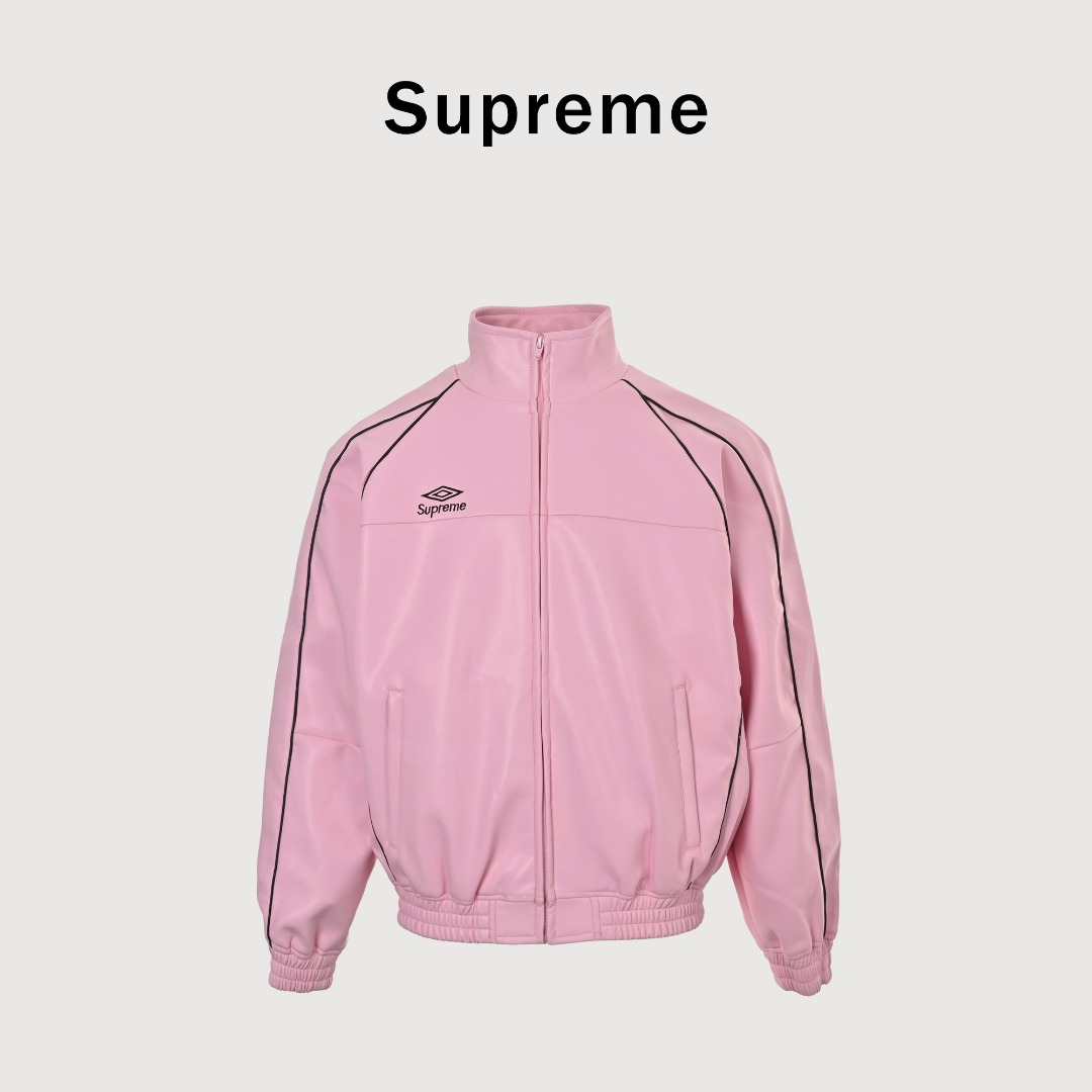 本地自取💰360 Supreme Umbro 茵宝 联名款 FW25 WEEK4 Leather Track Jacket 刺绣logo拉链开合皮革夹克外套 软皮革面料材质，网布衬里。正面下方有贴边拉链插手口袋，内部胸袋。弹性袖口和下摆皮革。YKK拉链 胸前和后颈有刺绣徽标。 颜色：黑色 藏青 粉色 尺码：S - XL （176 140穿M)