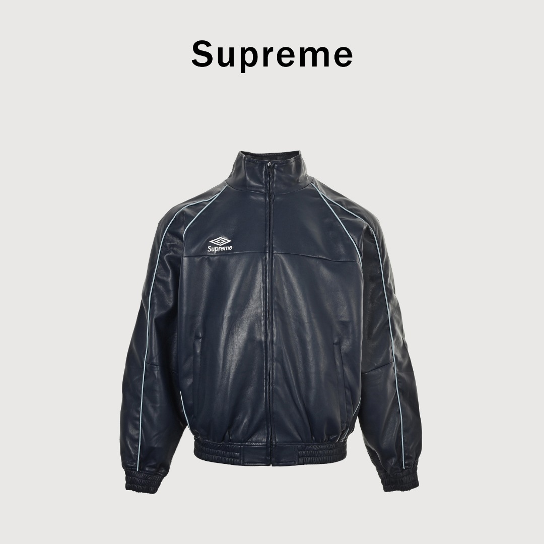 本地自取💰360 Supreme Umbro 茵宝 联名款 FW25 WEEK4 Leather Track Jacket 刺绣logo拉链开合皮革夹克外套 软皮革面料材质，网布衬里。正面下方有贴边拉链插手口袋，内部胸袋。弹性袖口和下摆皮革。YKK拉链 胸前和后颈有刺绣徽标。 颜色：黑色 藏青 粉色 尺码：S - XL （176 140穿M)