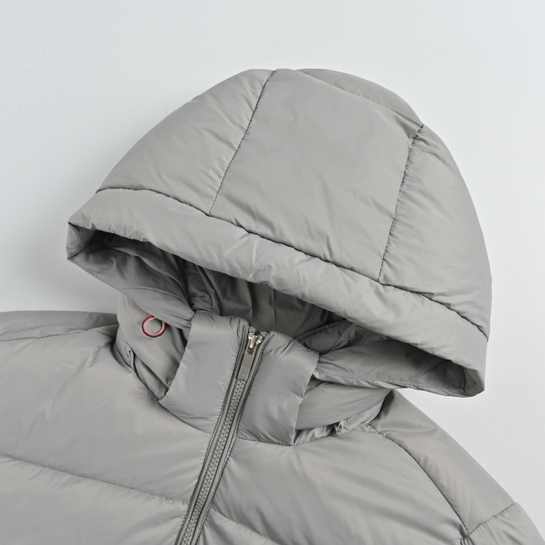 本地自取💰𝟔𝟐𝟎
𝐓𝐡𝐨𝐦 𝐁𝐫𝐨𝐰𝐧𝐞 𝐓𝐁 4杠羽绒服
Thom Browne TB汤姆布朗经典四杠彩条连帽羽绒服
90白鸭绒加厚连帽羽绒服
🆕tb四杠荷包彩条90鸭绒羽绒男女同款加厚连帽可拆卸外套
羽绒服里的颜值担当!经典三色百搭实穿,男女同款,可以搭配情侣装!蓬松度超高实物很有质感,柔软饱满上身却又不会显的臃肿‼️
90%白鸭绒高充绒量,保暖效果超强!上身秒发热,袖口防钻风设计,用的扛起球面料✔️
经典四杠设计自带学院风氛围感收缩的袖口更加防风保暖 全套辅料独家开模定制 细节精致感满分 百搭经典面包服版型设计 低调又多金氛围感妥妥拿捏‼️
领口和下摆都有弹力抽绳扣,需要加倍收起来更暖和,这个羽绒服南方北方都完全足够!出去玩再也不用担心冷了🔅
003 尺码s m l xl xxl