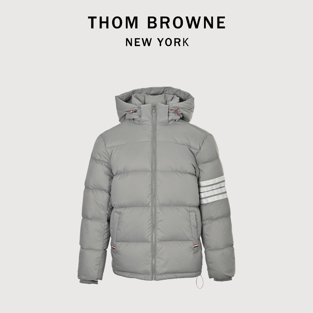 本地自取💰𝟔𝟐𝟎
𝐓𝐡𝐨𝐦 𝐁𝐫𝐨𝐰𝐧𝐞 𝐓𝐁 4杠羽绒服
Thom Browne TB汤姆布朗经典四杠彩条连帽羽绒服
90白鸭绒加厚连帽羽绒服
🆕tb四杠荷包彩条90鸭绒羽绒男女同款加厚连帽可拆卸外套
羽绒服里的颜值担当!经典三色百搭实穿,男女同款,可以搭配情侣装!蓬松度超高实物很有质感,柔软饱满上身却又不会显的臃肿‼️
90%白鸭绒高充绒量,保暖效果超强!上身秒发热,袖口防钻风设计,用的扛起球面料✔️
经典四杠设计自带学院风氛围感收缩的袖口更加防风保暖 全套辅料独家开模定制 细节精致感满分 百搭经典面包服版型设计 低调又多金氛围感妥妥拿捏‼️
领口和下摆都有弹力抽绳扣,需要加倍收起来更暖和,这个羽绒服南方北方都完全足够!出去玩再也不用担心冷了🔅
003 尺码s m l xl xxl