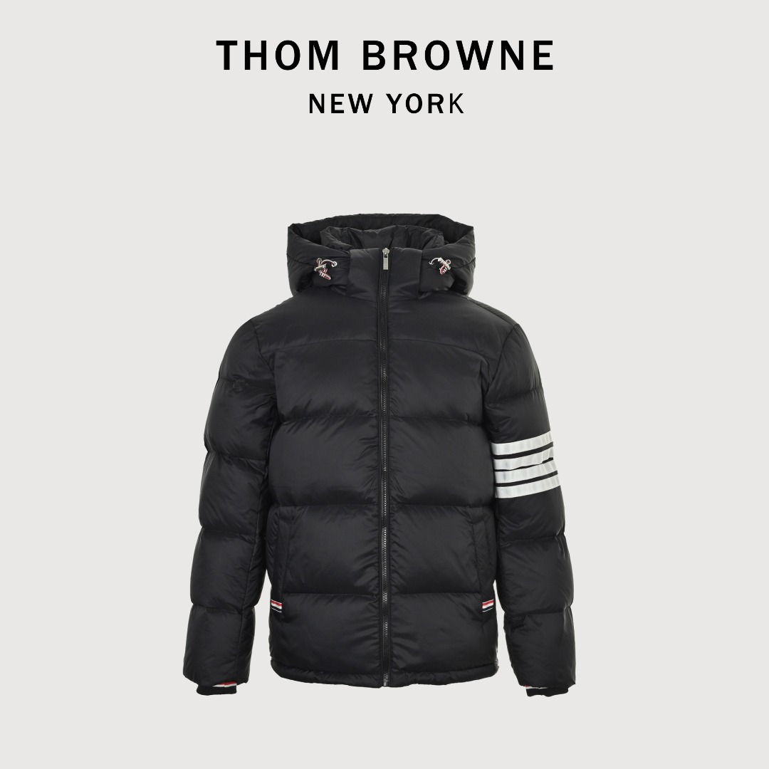 本地自取💰𝟔𝟐𝟎
𝐓𝐡𝐨𝐦 𝐁𝐫𝐨𝐰𝐧𝐞 𝐓𝐁 4杠羽绒服
Thom Browne TB汤姆布朗经典四杠彩条连帽羽绒服
90白鸭绒加厚连帽羽绒服
🆕tb四杠荷包彩条90鸭绒羽绒男女同款加厚连帽可拆卸外套
羽绒服里的颜值担当!经典三色百搭实穿,男女同款,可以搭配情侣装!蓬松度超高实物很有质感,柔软饱满上身却又不会显的臃肿‼️
90%白鸭绒高充绒量,保暖效果超强!上身秒发热,袖口防钻风设计,用的扛起球面料✔️
经典四杠设计自带学院风氛围感收缩的袖口更加防风保暖 全套辅料独家开模定制 细节精致感满分 百搭经典面包服版型设计 低调又多金氛围感妥妥拿捏‼️
领口和下摆都有弹力抽绳扣,需要加倍收起来更暖和,这个羽绒服南方北方都完全足够!出去玩再也不用担心冷了🔅
尺码s m l xl xxl