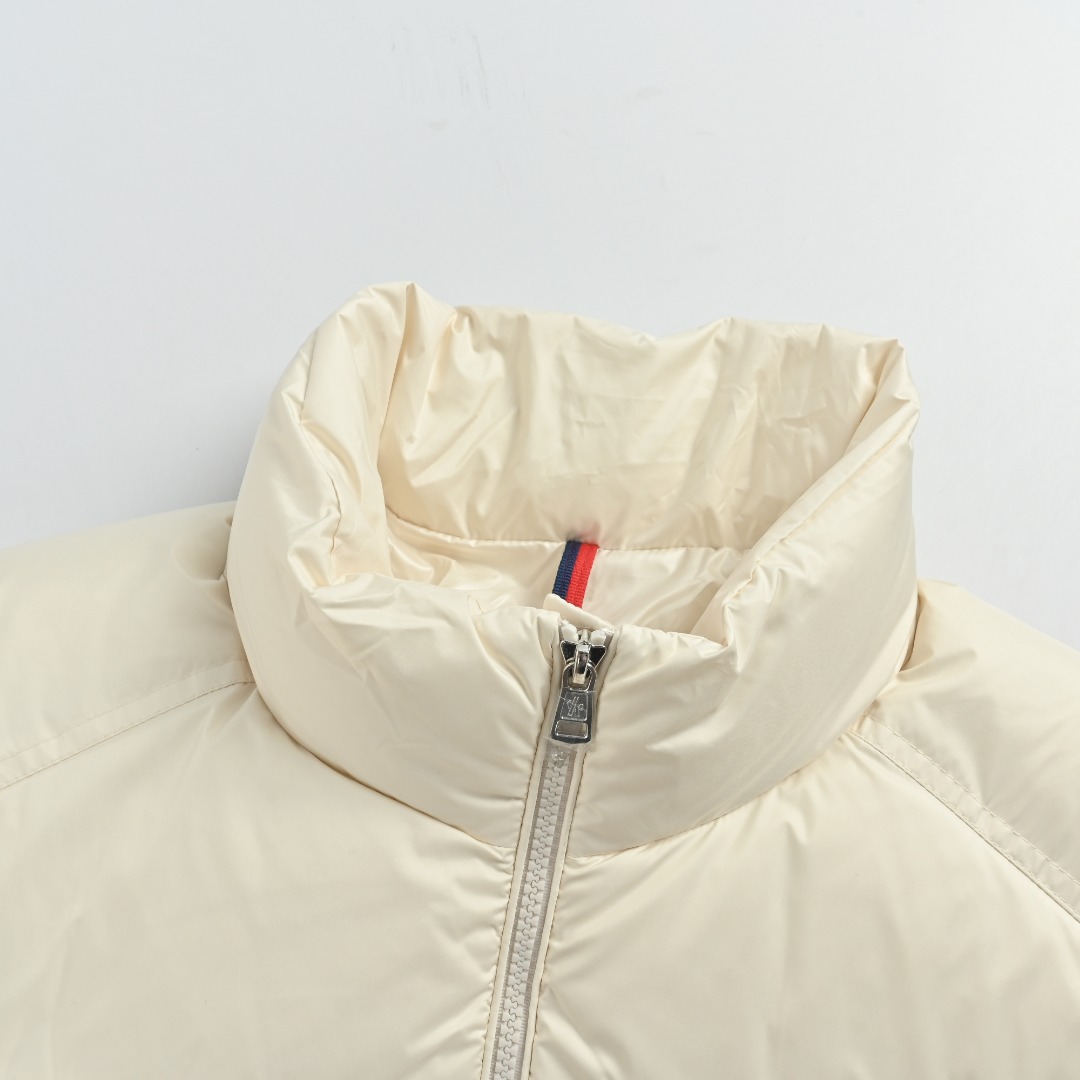 本地自取💰650
Moncler 蒙口2025新款三色线羽绒服
𝐬𝐢𝐳𝐞:𝟏 𝟐 𝟑 𝟒 𝟓
Bouvaque条纹刺绣立领羽绒服.原版购入开发.原厂替换面料➕原料

Bouvaque男士短款羽绒夹克饰有季节标志性条纹细节，融合运动精神与隽永风格。

Bouvaque羽绒夹克采用micro chic面料制成，硬朗方形造型设计，彰显Moncler的运动精神。这款短款羽绒服的衣上饰有三色条纹刺绣，以季节风格演绎品牌标志。

详情
•采用micro chic尼龙面料制成
•Micro chic尼龙衬里
•填充羽绒
•立领
•拉链开合
•拉链口袋
•弹力松紧袖口
•直筒下摆
•衣服点缀三色饰边刺绣 003