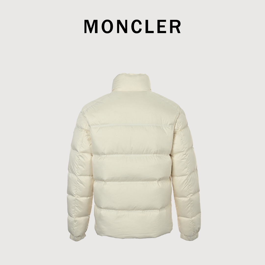 本地自取💰650
Moncler 蒙口2025新款三色线羽绒服
𝐬𝐢𝐳𝐞:𝟏 𝟐 𝟑 𝟒 𝟓
Bouvaque条纹刺绣立领羽绒服.原版购入开发.原厂替换面料➕原料

Bouvaque男士短款羽绒夹克饰有季节标志性条纹细节，融合运动精神与隽永风格。

Bouvaque羽绒夹克采用micro chic面料制成，硬朗方形造型设计，彰显Moncler的运动精神。这款短款羽绒服的衣上饰有三色条纹刺绣，以季节风格演绎品牌标志。

详情
•采用micro chic尼龙面料制成
•Micro chic尼龙衬里
•填充羽绒
•立领
•拉链开合
•拉链口袋
•弹力松紧袖口
•直筒下摆
•衣服点缀三色饰边刺绣 003
