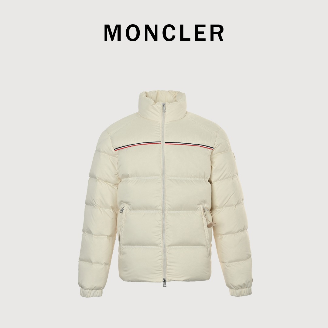 本地自取💰650
Moncler 蒙口2025新款三色线羽绒服
𝐬𝐢𝐳𝐞:𝟏 𝟐 𝟑 𝟒 𝟓
Bouvaque条纹刺绣立领羽绒服.原版购入开发.原厂替换面料➕原料

Bouvaque男士短款羽绒夹克饰有季节标志性条纹细节，融合运动精神与隽永风格。

Bouvaque羽绒夹克采用micro chic面料制成，硬朗方形造型设计，彰显Moncler的运动精神。这款短款羽绒服的衣上饰有三色条纹刺绣，以季节风格演绎品牌标志。

详情
•采用micro chic尼龙面料制成
•Micro chic尼龙衬里
•填充羽绒
•立领
•拉链开合
•拉链口袋
•弹力松紧袖口
•直筒下摆
•衣服点缀三色饰边刺绣 003