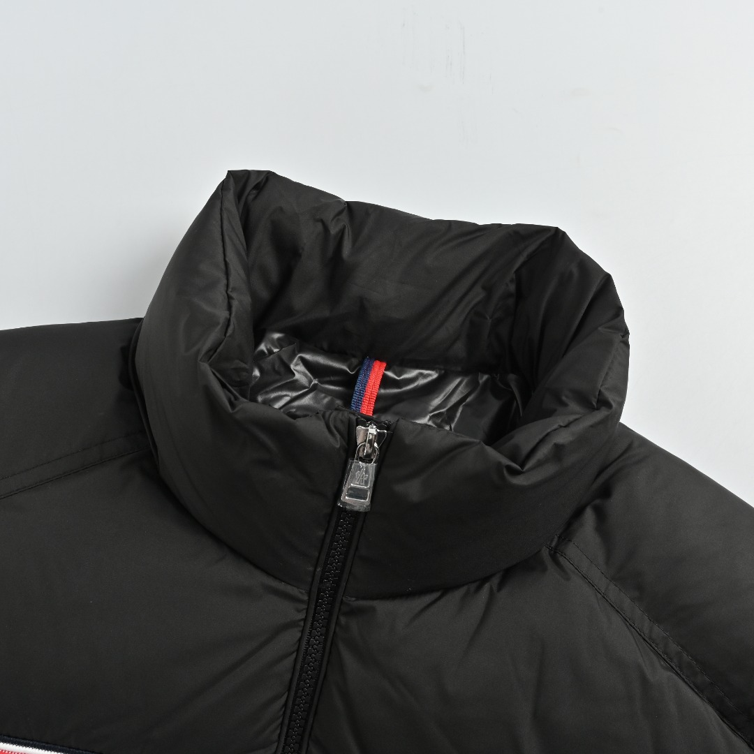 本地自取💰650
Moncler 蒙口2025新款三色线羽绒服
𝐬𝐢𝐳𝐞:𝟏 𝟐 𝟑 𝟒 𝟓
Bouvaque条纹刺绣立领羽绒服.原版购入开发.原厂替换面料➕原料

Bouvaque男士短款羽绒夹克饰有季节标志性条纹细节，融合运动精神与隽永风格。

Bouvaque羽绒夹克采用micro chic面料制成，硬朗方形造型设计，彰显Moncler的运动精神。这款短款羽绒服的衣上饰有三色条纹刺绣，以季节风格演绎品牌标志。

详情
•采用micro chic尼龙面料制成
•Micro chic尼龙衬里
•填充羽绒
•立领
•拉链开合
•拉链口袋
•弹力松紧袖口
•直筒下摆
•衣服点缀三色饰边刺绣 003