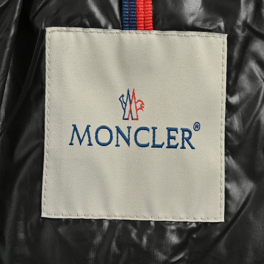 本地自取💰650
Moncler 蒙口2025新款三色线羽绒服
𝐬𝐢𝐳𝐞:𝟏 𝟐 𝟑 𝟒 𝟓
Bouvaque条纹刺绣立领羽绒服.原版购入开发.原厂替换面料➕原料

Bouvaque男士短款羽绒夹克饰有季节标志性条纹细节，融合运动精神与隽永风格。

Bouvaque羽绒夹克采用micro chic面料制成，硬朗方形造型设计，彰显Moncler的运动精神。这款短款羽绒服的衣上饰有三色条纹刺绣，以季节风格演绎品牌标志。

详情
•采用micro chic尼龙面料制成
•Micro chic尼龙衬里
•填充羽绒
•立领
•拉链开合
•拉链口袋
•弹力松紧袖口
•直筒下摆
•衣服点缀三色饰边刺绣 003