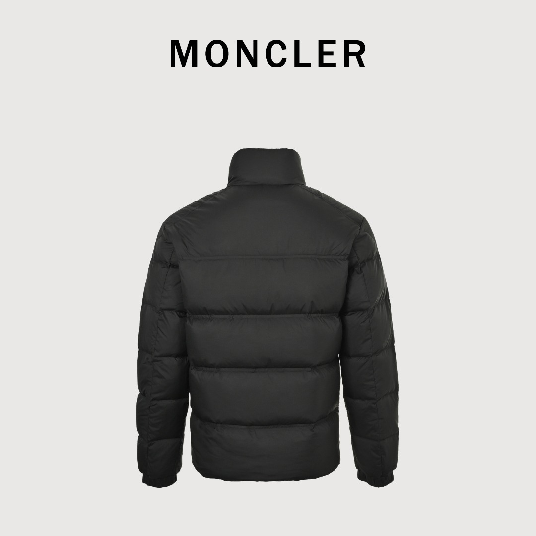 本地自取💰650
Moncler 蒙口2025新款三色线羽绒服
𝐬𝐢𝐳𝐞:𝟏 𝟐 𝟑 𝟒 𝟓
Bouvaque条纹刺绣立领羽绒服.原版购入开发.原厂替换面料➕原料

Bouvaque男士短款羽绒夹克饰有季节标志性条纹细节，融合运动精神与隽永风格。

Bouvaque羽绒夹克采用micro chic面料制成，硬朗方形造型设计，彰显Moncler的运动精神。这款短款羽绒服的衣上饰有三色条纹刺绣，以季节风格演绎品牌标志。

详情
•采用micro chic尼龙面料制成
•Micro chic尼龙衬里
•填充羽绒
•立领
•拉链开合
•拉链口袋
•弹力松紧袖口
•直筒下摆
•衣服点缀三色饰边刺绣 003