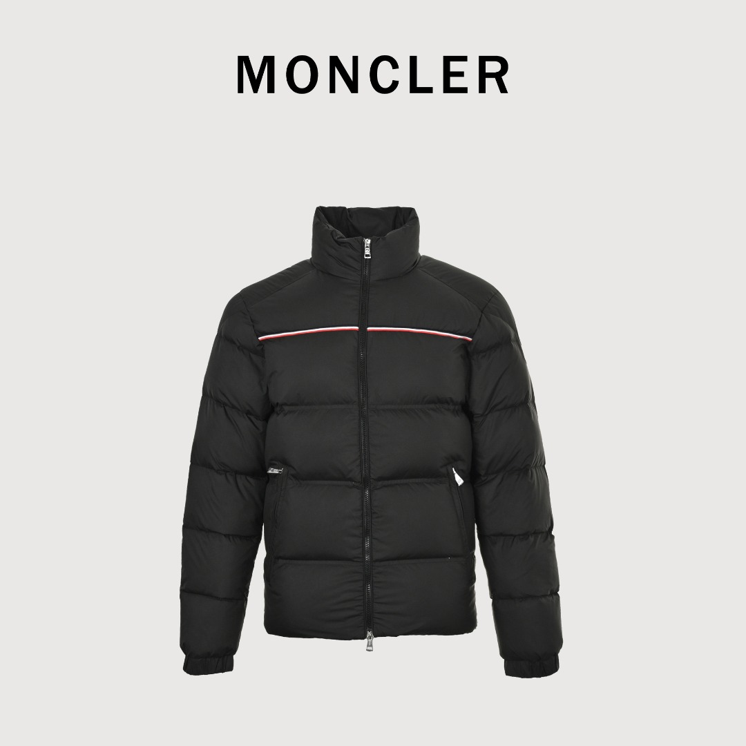 本地自取💰650
Moncler 蒙口2025新款三色线羽绒服
𝐬𝐢𝐳𝐞:𝟏 𝟐 𝟑 𝟒 𝟓
Bouvaque条纹刺绣立领羽绒服.原版购入开发.原厂替换面料➕原料

Bouvaque男士短款羽绒夹克饰有季节标志性条纹细节，融合运动精神与隽永风格。

Bouvaque羽绒夹克采用micro chic面料制成，硬朗方形造型设计，彰显Moncler的运动精神。这款短款羽绒服的衣上饰有三色条纹刺绣，以季节风格演绎品牌标志。

详情
•采用micro chic尼龙面料制成
•Micro chic尼龙衬里
•填充羽绒
•立领
•拉链开合
•拉链口袋
•弹力松紧袖口
•直筒下摆
•衣服点缀三色饰边刺绣 003