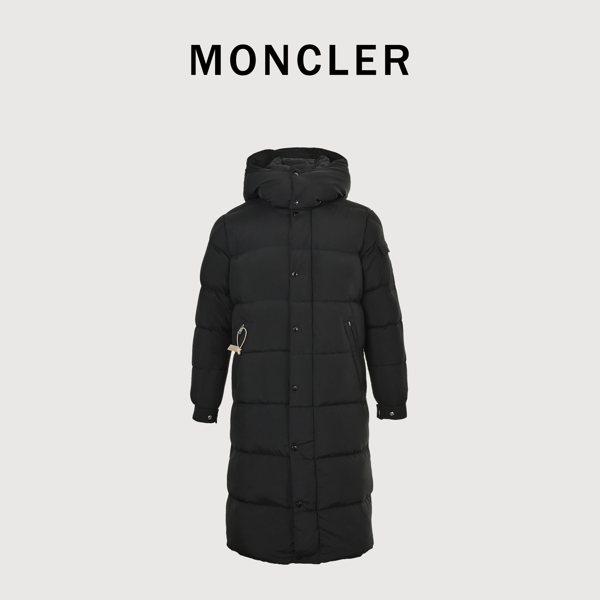 本地自取𝟔𝟖𝟎💰 𝐌𝐨𝐧𝐜𝐥𝐞𝐫蒙口24ss迪士尼在逃公主系列 𝐬𝐢𝐳𝐞:𝟎 𝟏 𝟐 𝟑 冬季新品长款女士羽绒服夹克外套在逃公主必须要入的爆款 女士长款羽绒夹克以全新比例演绎经典单品，展现无可挑剔的时尚风格。商品详情 长款羽绒夹克采用聚酯纤维面料制成，具有修长宽摆廓形，收腰设计衬里质感轻盈，立体造型兜帽为款式增添点睛之笔。