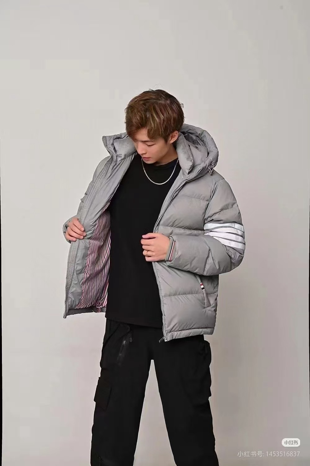 Thom Browne TB汤姆布朗经典四杠彩条连帽羽绒服
上身效果#